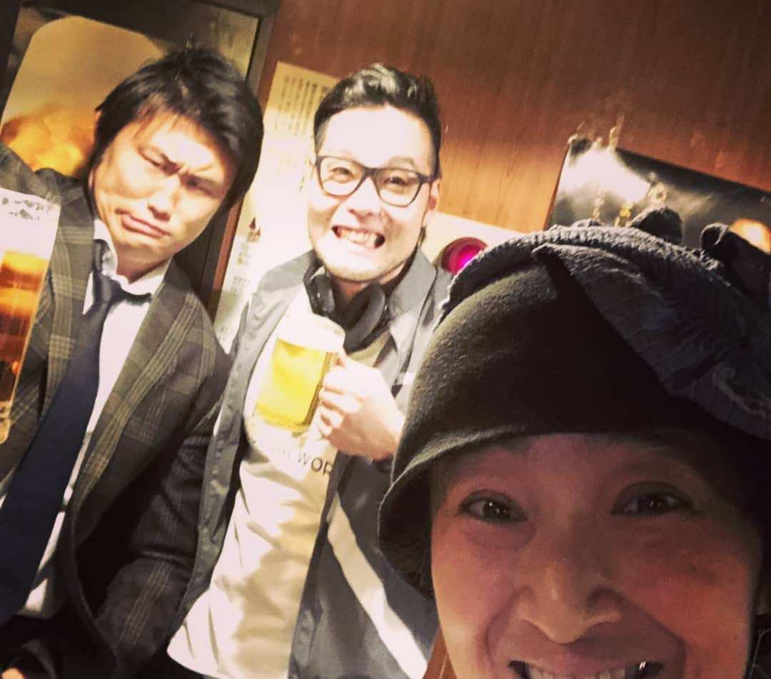 真壁伸弥さんのインスタグラム写真 - (真壁伸弥Instagram)「ママの誕生日｡ 嬉しい日は  #ローランペリエ  #ジムビーム でお祝いですよね。  今回の #異業種交流  は #文化人 知らない世界が知れて面白い。 スポーツ×音楽×アート×酒  #ピアニスト  #写真家 #お絵かき #コーチ #居酒屋 #ラグビー」4月17日 0時19分 - makaberian5