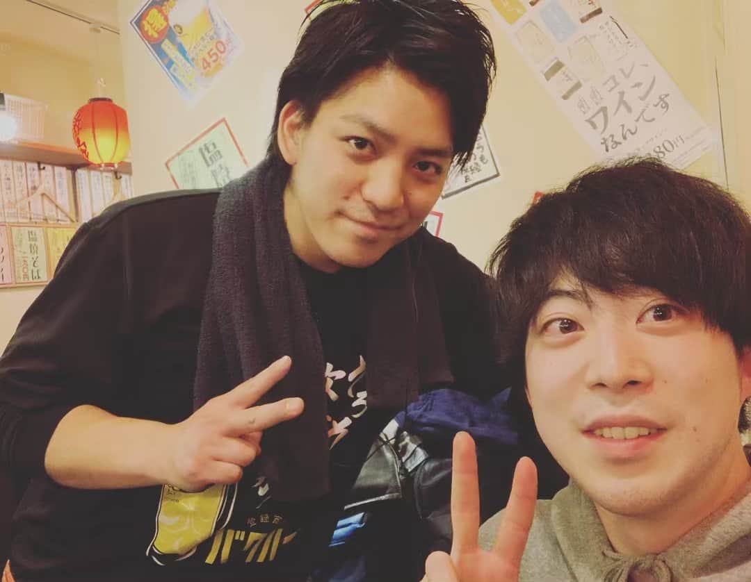蒲谷ユウキ（オッパショ石）のインスタグラム：「ライブ終わりに新宿の一軒め酒屋行ったら店長がまさかの中学の同級生でクラスも同じだったやつでビックリ！！ 久しぶりに地元の友達に会うとテンション上がるなー。 皆さん是非ご贔屓にー！！🍻」