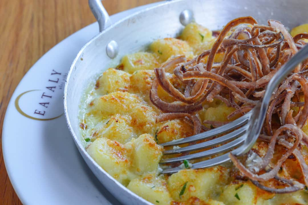 Eataly Brasilさんのインスタグラム写真 - (Eataly BrasilInstagram)「O que dizer desse prato que mal conhecemos e já queremos como tradição nessa época do ano? O gnocchi de batata com bacalhau gratinado e crispy de cebola do restaurante La Pasta é um dos especiais que teremos aqui nesse feriado de Páscoa! . . . Nessa sexta, sábado e domingo, todos os restaurantes servem um prato especial de Páscoa no almoço e jantar. São várias combinações maravilhosas te esperando por aqui com um bom vinho. Vem experimentar! O gnocchi especial do La Pasta será servido a R$ 58.  #EatalySP #SouEatalyano #RestauranteLaPasta」4月17日 0時24分 - eatalybr