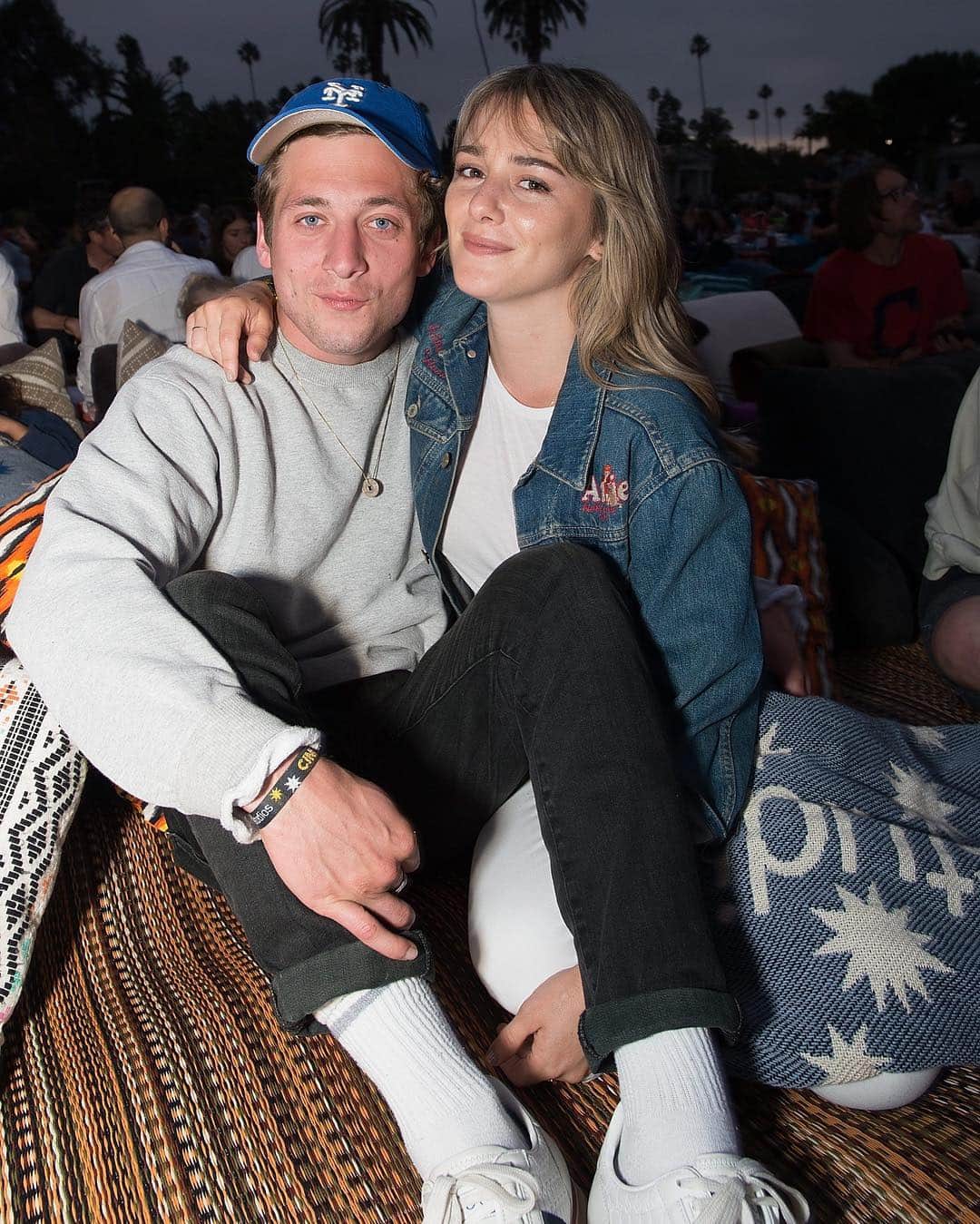 E! Onlineさんのインスタグラム写真 - (E! OnlineInstagram)「#Shameless' Jeremy Allen White + Addison Timlin are engaged! Drinks on Kev at the Alibi Room, but don’t tell Frank. 💍 (📷: Getty Images)」4月17日 0時38分 - enews