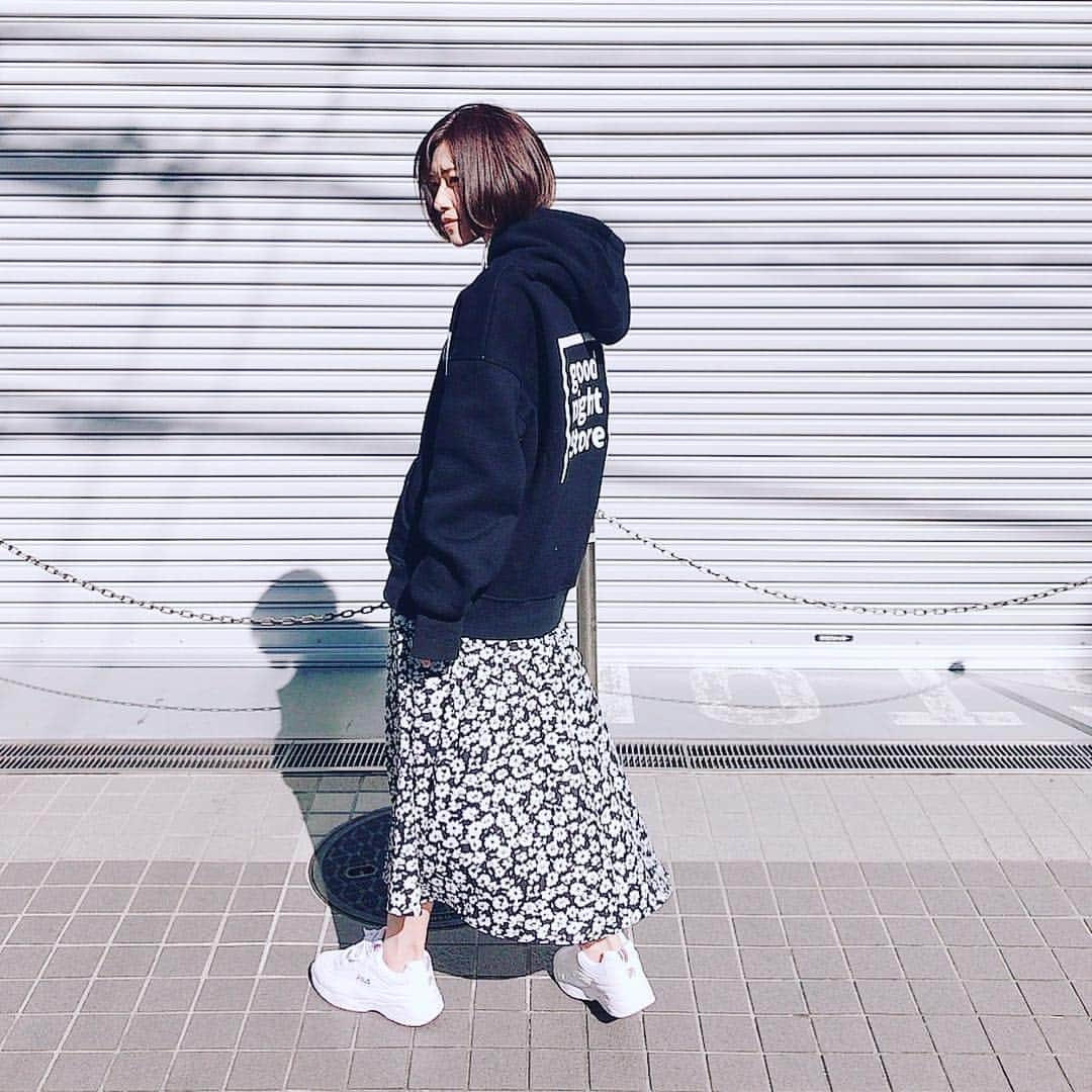 市川まさみさんのインスタグラム写真 - (市川まさみInstagram)「晴れた日の午後☀️ tops: goodnight5tore  skirt: beepsheepshamp  shoes: FILA  #beepsheepshamp #beeps #beep_ss  #goodnight5tore #ootdjapan #fila #japanesegirl #black #white #casual #streetfashion」4月17日 0時32分 - ichii710