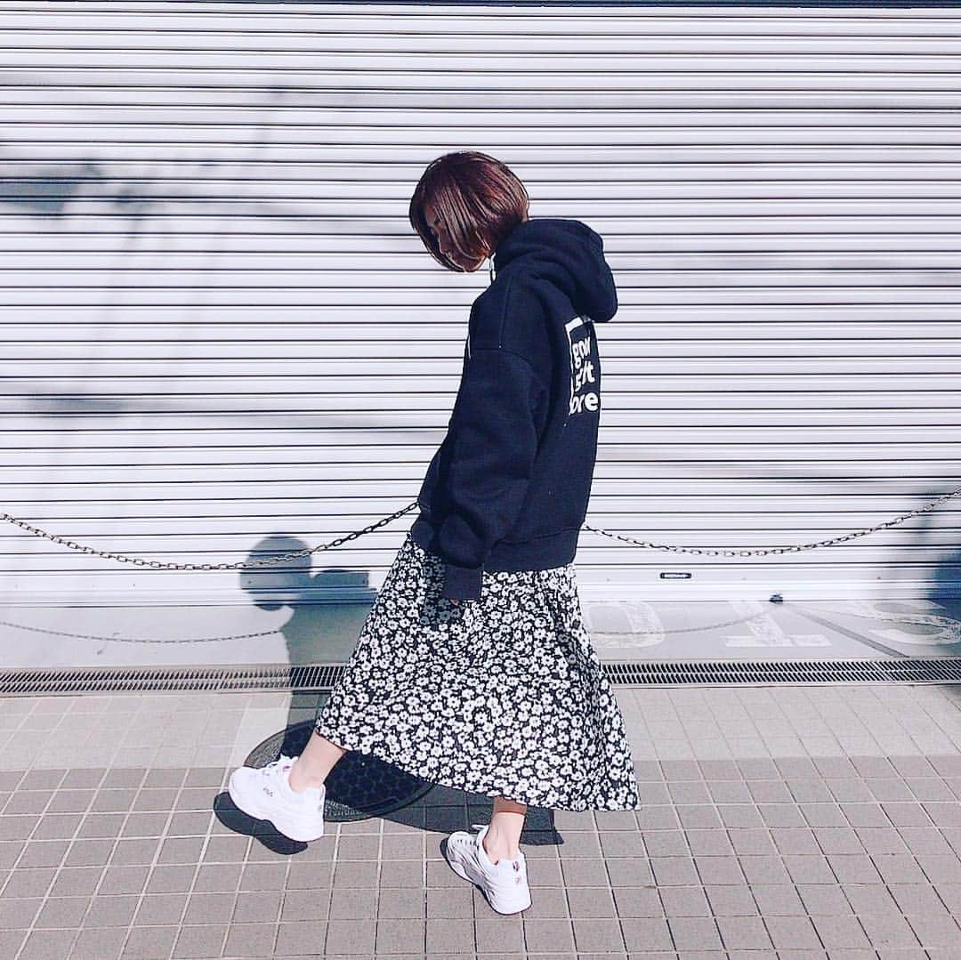 市川まさみさんのインスタグラム写真 - (市川まさみInstagram)「晴れた日の午後☀️ tops: goodnight5tore  skirt: beepsheepshamp  shoes: FILA  #beepsheepshamp #beeps #beep_ss  #goodnight5tore #ootdjapan #fila #japanesegirl #black #white #casual #streetfashion」4月17日 0時32分 - ichii710