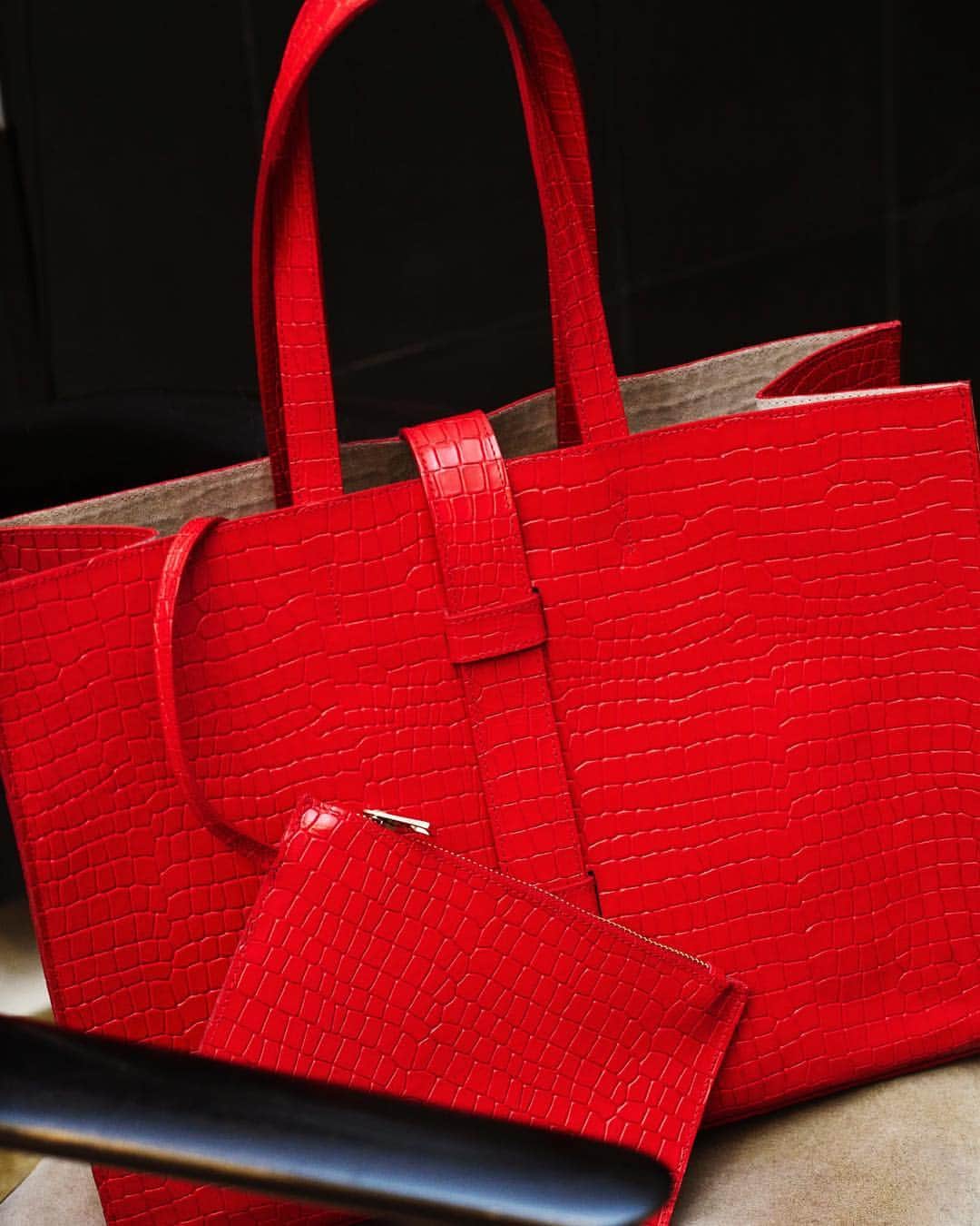 ハビエルシモーラさんのインスタグラム写真 - (ハビエルシモーラInstagram)「Red Power, 100% handmade in Spain #red #handbag #madeinspain #simorraworld」4月17日 0時40分 - simorraofficial
