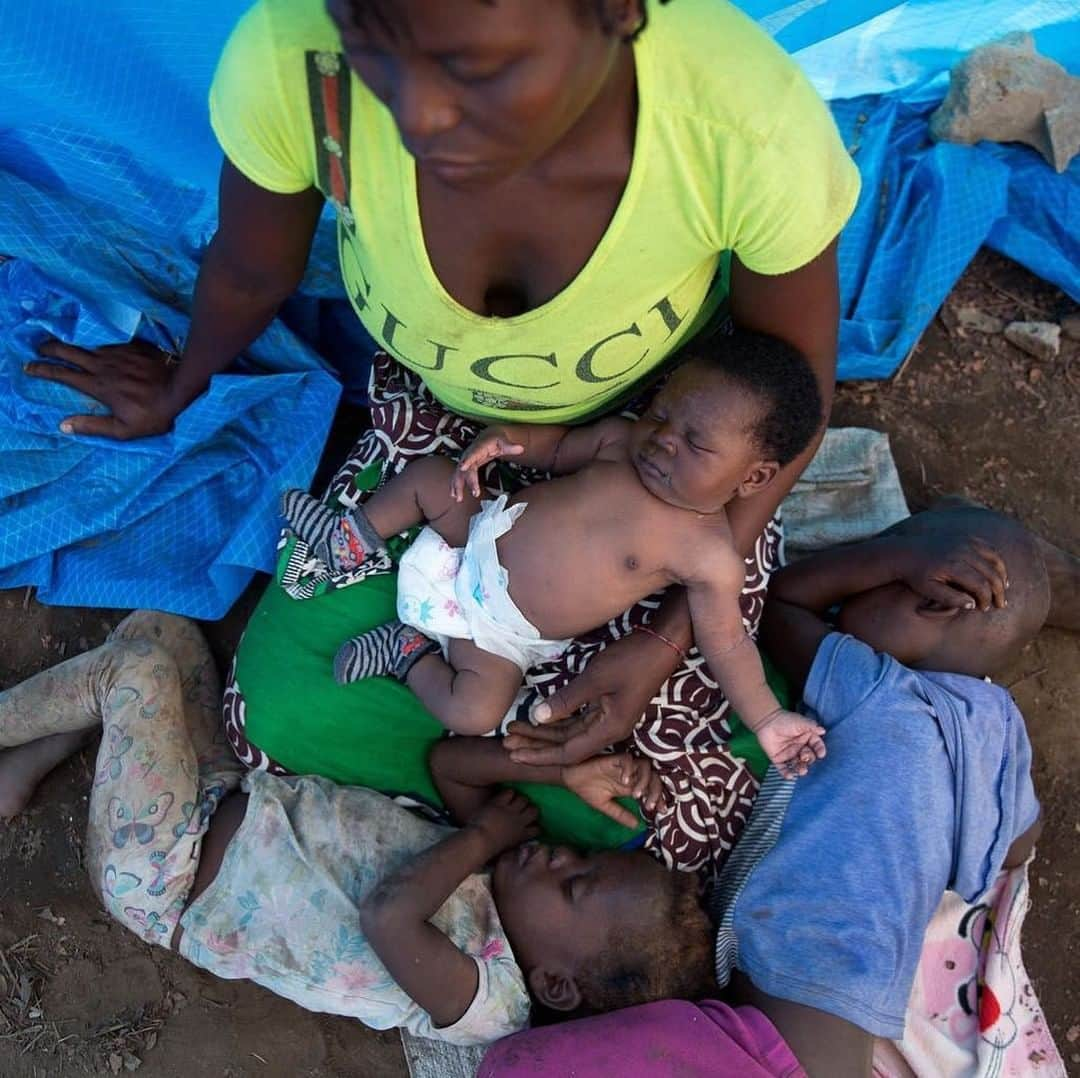 unicefさんのインスタグラム写真 - (unicefInstagram)「Baby Luisa was born in knee-deep floodwaters during #CycloneIdai. She sleeps on her mother’s lap as two of her siblings sleep beside them in Mozambique. We're on the ground across the region working to keep vulnerable children safe and healthy. Click the link in the bio to help us reach every child. © UNICEF/Oatway」4月17日 0時45分 - unicef