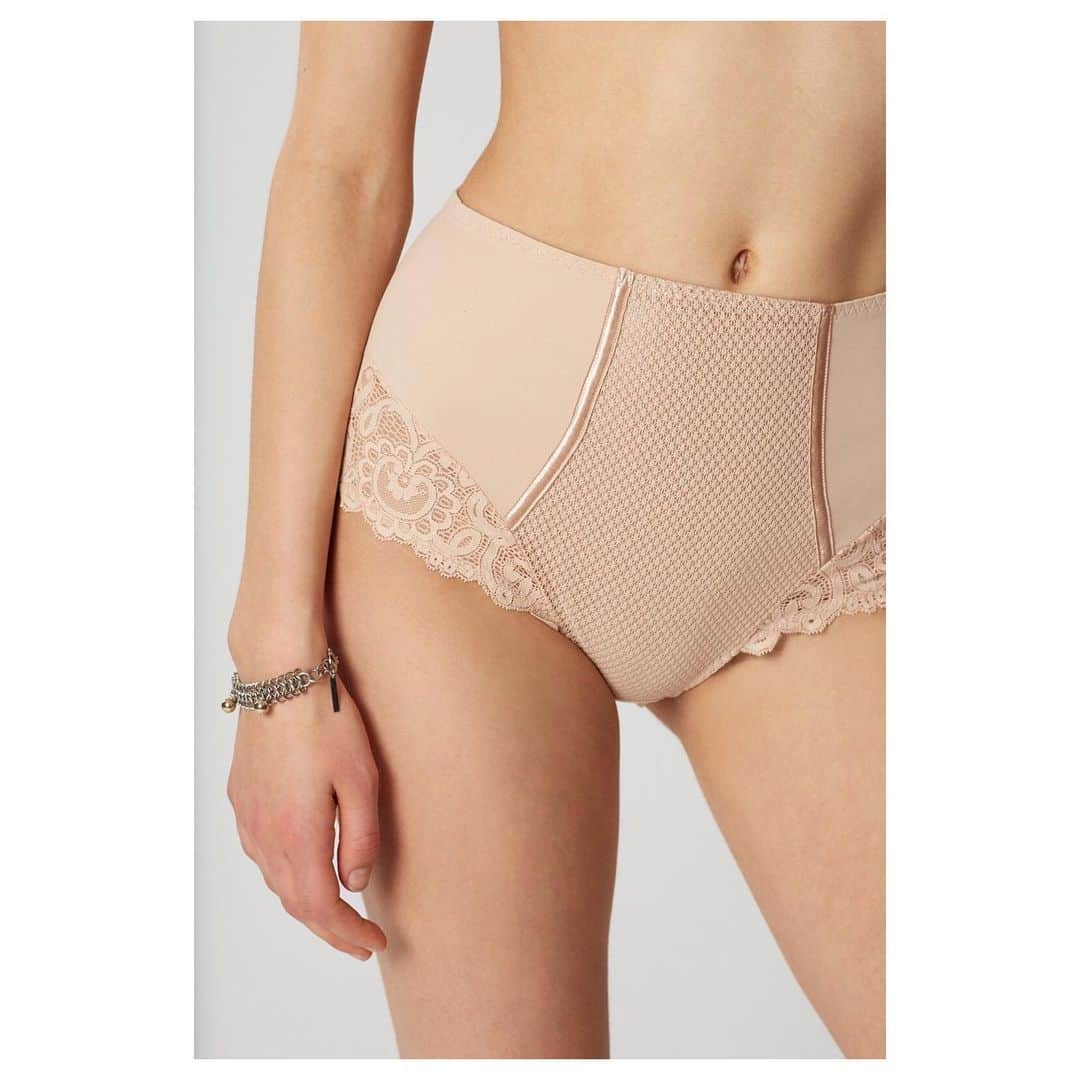 レジャビーのインスタグラム：「Retro look pairs embroidery with net ——Look rétro associant broderie et résille  #maisonlejaby #gaby #lingerie #culotte #culottehaute #retro」