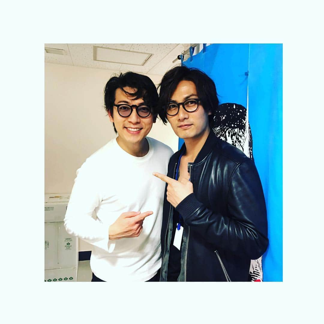 上山竜治さんのインスタグラム写真 - (上山竜治Instagram)「指の差し合い（笑）  昔昔、初めての翻訳劇ストレート舞台『罠』で共演した同志の和樹くん！ 活躍が眩しい。成長した2人でまた共演しましょ。 『レミゼラブル』プレビュー公演初日。無事に終了。観に来て下さった皆様、ありがとうございました！！ #レミゼラブル #アンジョルラス #上山竜治  #加藤和樹」4月17日 0時49分 - kamiyama_ryuji_0910