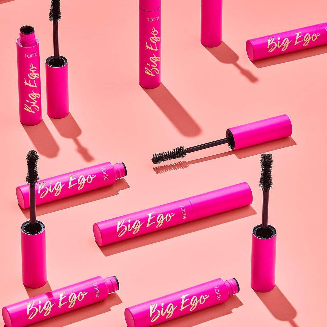 Tarte Cosmeticsさんのインスタグラム写真 - (Tarte CosmeticsInstagram)「Let your lashes be full of themselves with our NEW big EGO™ #vegan mascara! This baby coats each & every lash for MAXXX-imum flutter, voluminous finish, & the best lashes of your lifetime. Our confiDENSE booster brush™ mimics the curves of your lashline to build root to tip volume, & has a twisted double fiber bristle brush for max pigment load. PLUS it’s #plantpowered by nourishing babassu & wears for up to 16 hours, keepin’ your lashes looking EXTRA all day long. Tap the link in bio NOW to shop! #bigegolashes #mybigego #plantpowered」4月17日 0時51分 - tartecosmetics