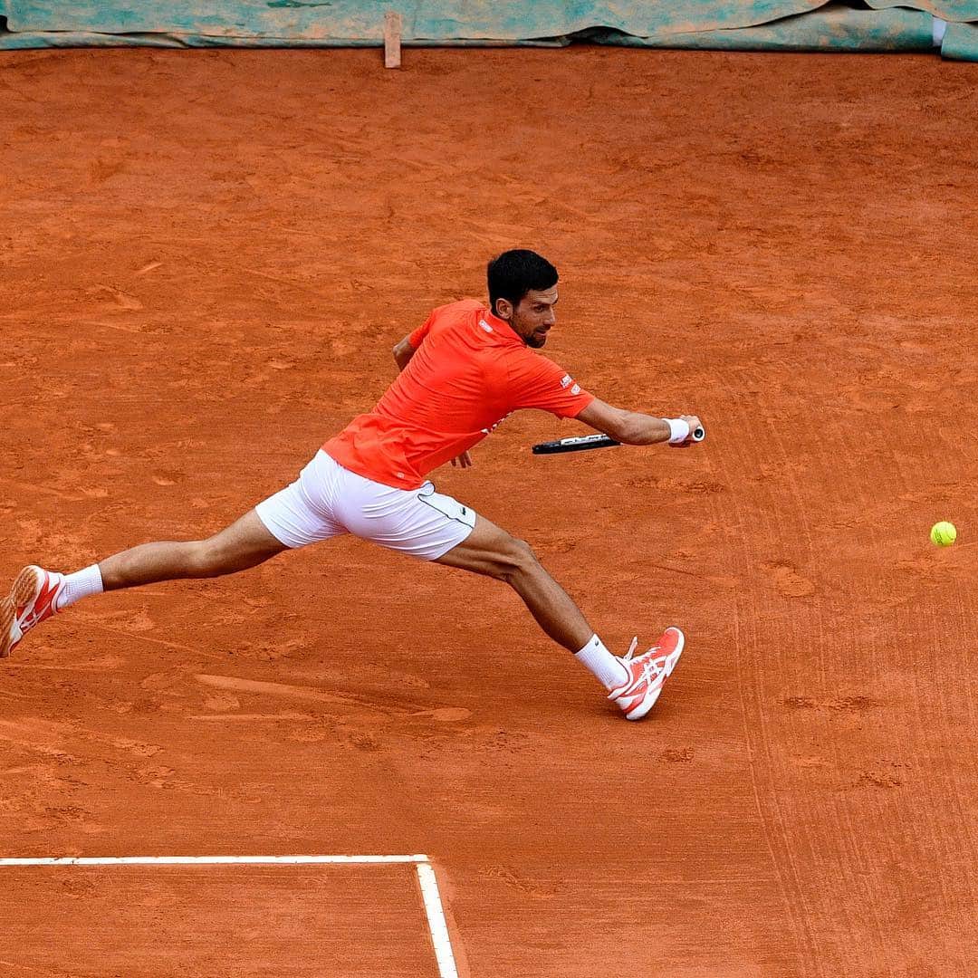 ATP World Tourさんのインスタグラム写真 - (ATP World TourInstagram)「Sliding into Round three 💪 . . What did you make of @djokernole’s performance? 🤔👇 #Tennis #ATPTour #Djokovic #NovakDjokovic」4月17日 0時52分 - atptour