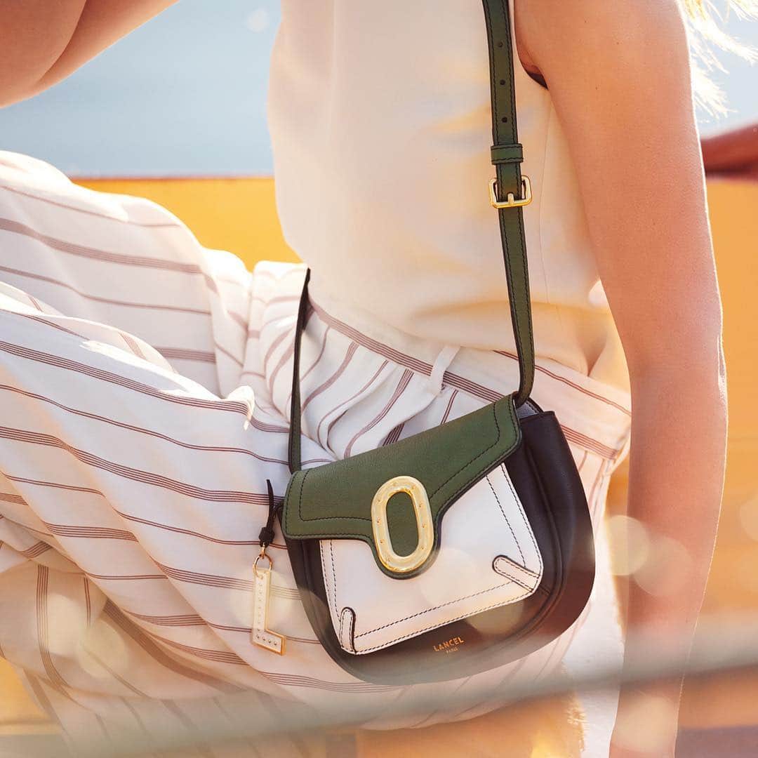 のインスタグラム：「Il y a du nouveau sous le soleil 😍 Love at first sight #RomanebyLancel #SpringStyle #Lancel」
