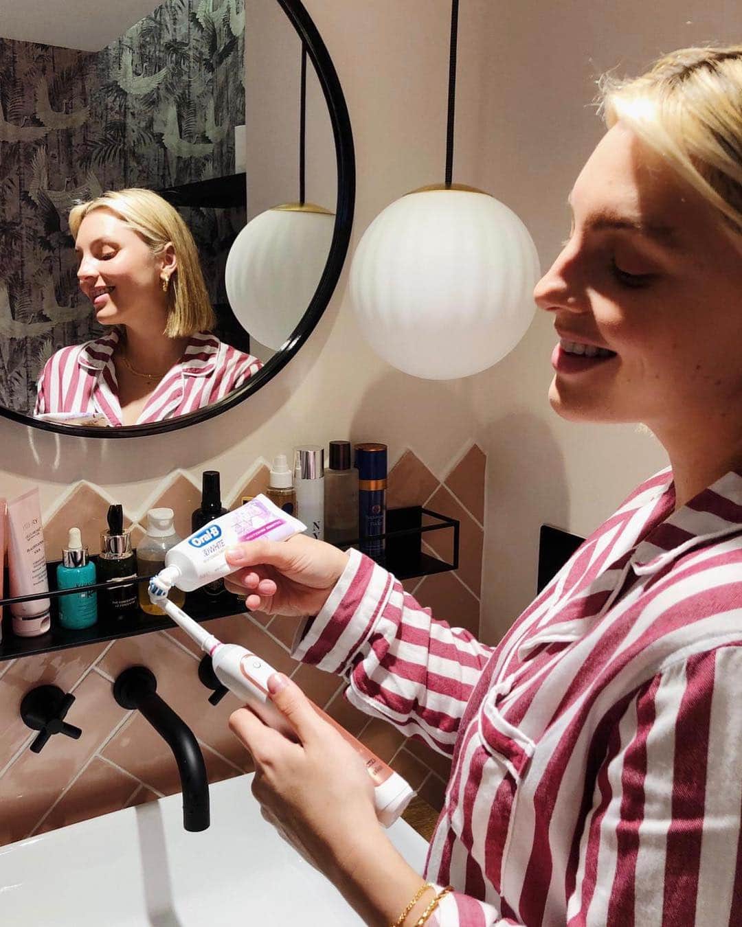 Estée Lalondeのインスタグラム：「{ad- paid partnership} Welcome to my pink bathroom of dreams, surrounded by all of my favourite beauty products…it’s heaven! Besides exfoliating and doing face masks in here I also do the day to day maintenance like brushing my teeth. I always get questions “How are your teeth so white? What do you use?!” Well, I’ve been using the @oralb_uk 3D White Whitening Therapy toothpaste since last year and it really does help me maintain a whiter smile. It removes surface stains but also nourishes and protects your enamel so you can have naturally whiter AND healthier teeth. Healthy teeth are so important, just as important as looking after your skin! It’s available in @superdrug stores nationwide and online, link is in my bio #nofiltersmile」