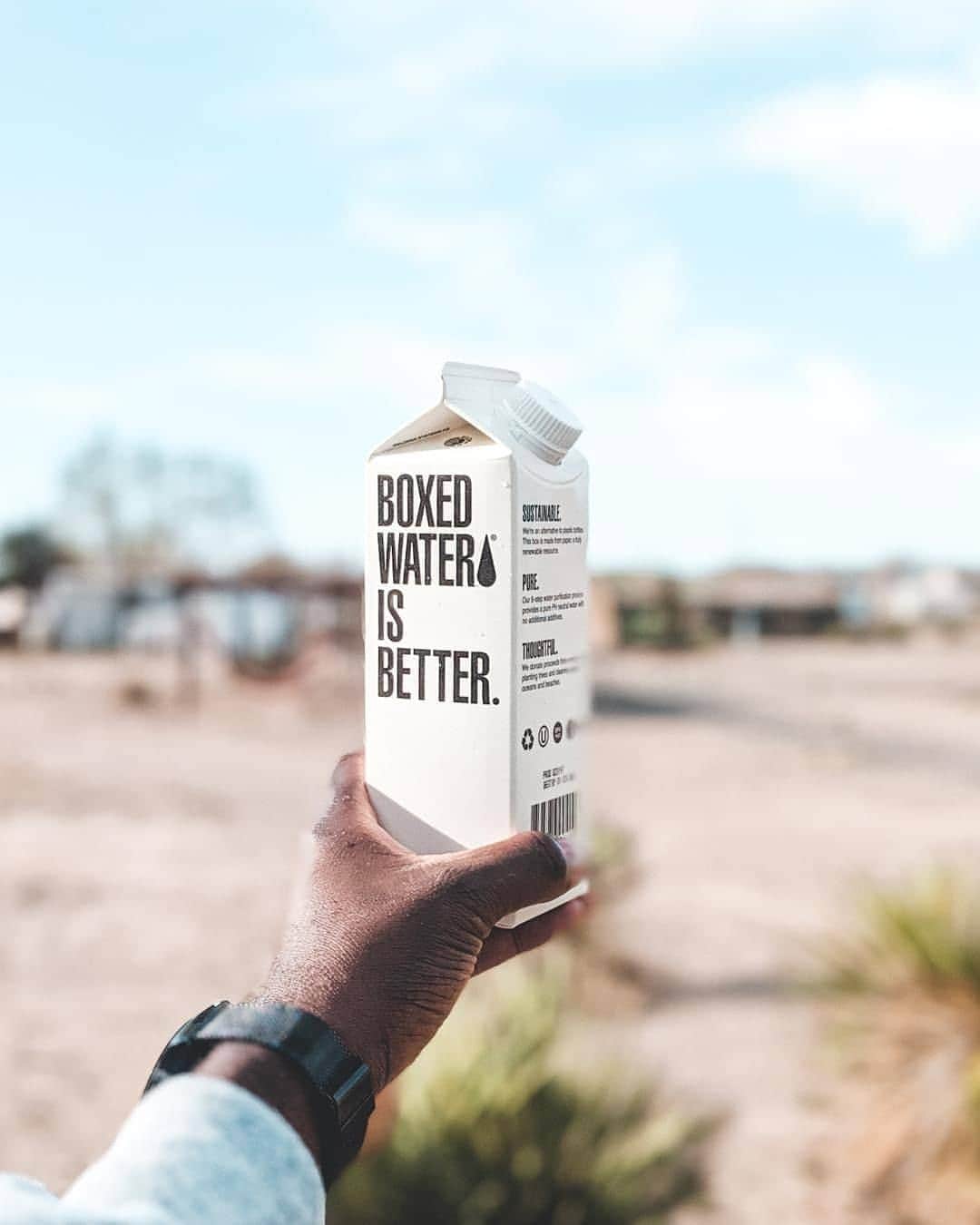 のインスタグラム：「Did you know 📦💧 is made of 74% paper? It’s a renewable resource. Bonus: We are 100% recyclable. 📷: @azeez.bakare �#BoxedWater #BoxedWaterisBetter #Sustainability #LoveYourPlanet #Texas #OceanBreeze」