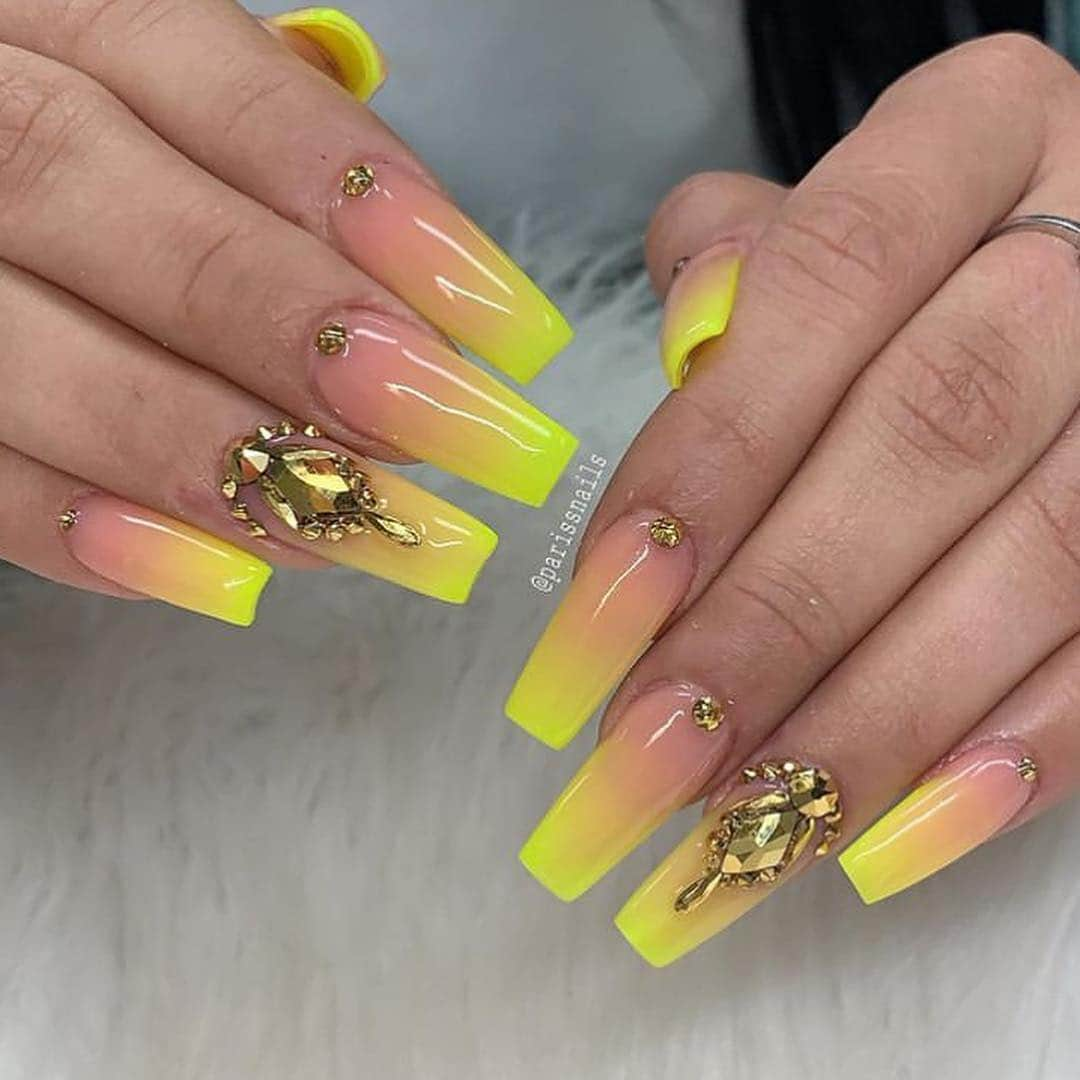 wakeupandmakeupさんのインスタグラム写真 - (wakeupandmakeupInstagram)「1...2...3... or 4? 🔥💅🏽 @pariss_nails 😍」4月17日 1時04分 - wakeupandmakeup