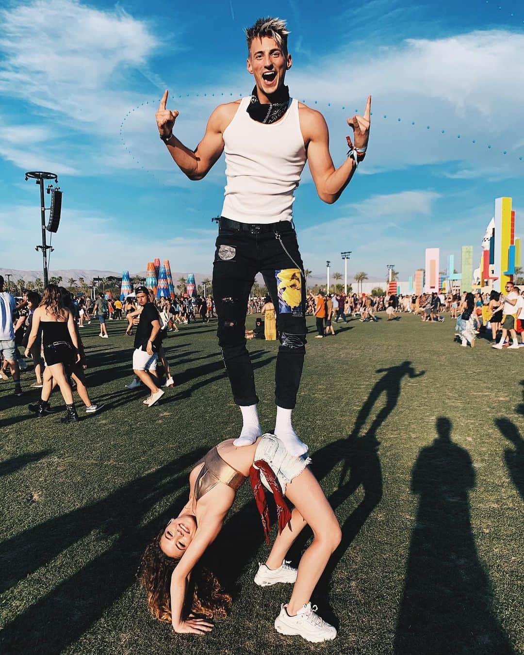 Mark Dohnerさんのインスタグラム写真 - (Mark DohnerInstagram)「so darlin’, darlin’ stand “on” me 😂😂 idk how this was even possible but @sofiedossi is a CHAMP! Coachella was SO MUCH FUN! 🎵 who’s your favorite music artist right now? #coachella」4月17日 1時06分 - markdohner