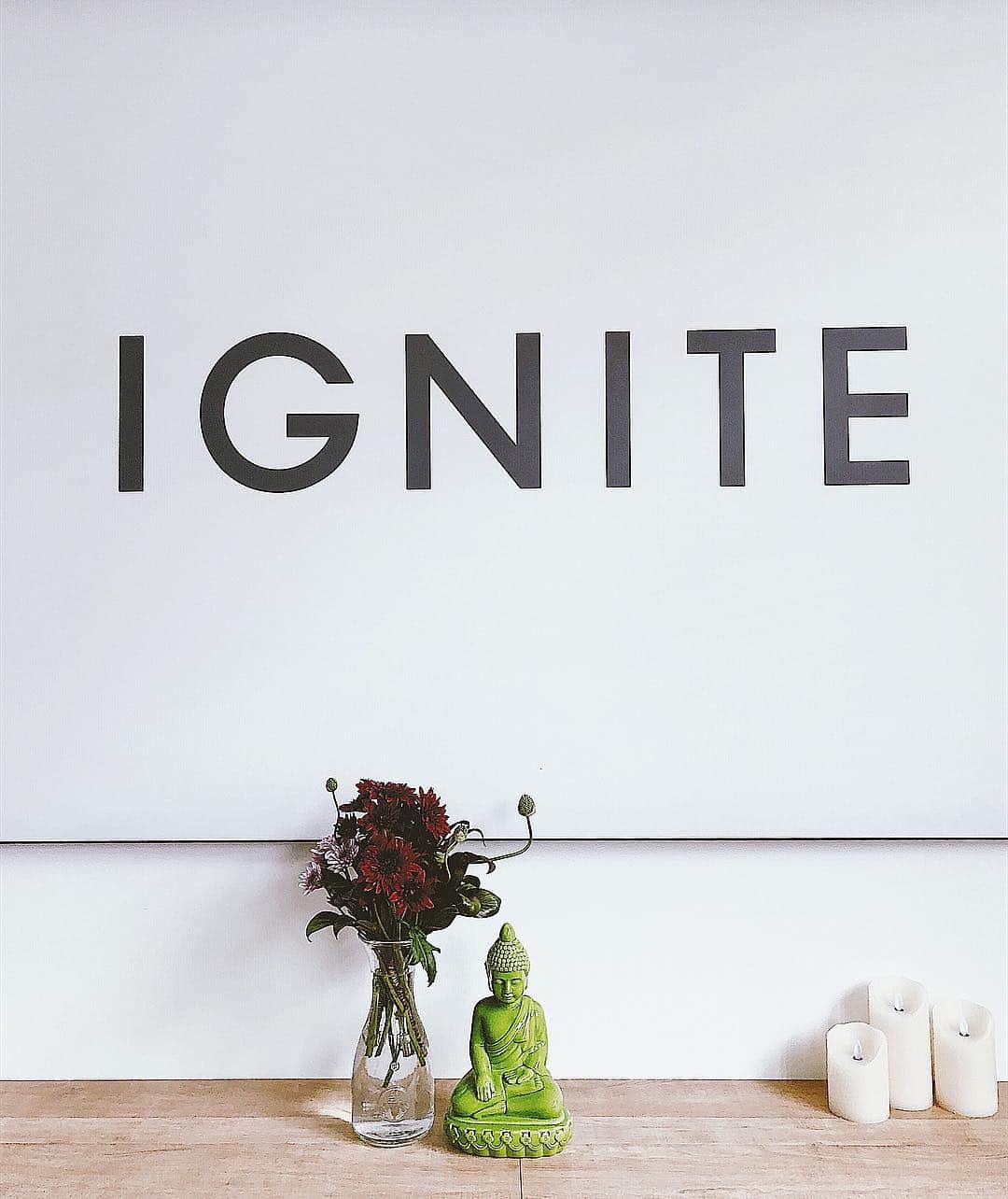 須田朱音さんのインスタグラム写真 - (須田朱音Instagram)「IGNITE YOGA STUDIO. . @jurikooo ちゃんが夢を形にした @igniteliving yoga studioが4/14… 遂に原宿にOPENしました✨ . 先日一足お先に、JURI YOGA特別レッスンに いつものSaunner仲間と参加🧘🏻‍♀️ IGNITE FITクラスのダンベルを使った フィットネスヨガを初体験して来ました💪🏼 . ヨガのポーズしながら、ダンベル…🏋🏻‍♀️ えーっと笑っちゃうくらいハードです。 ヨガなのに途中で腹筋もします。 (↑これJURI YOGAといったら) . でも終わった後の達成感や、 身体も心も頭の中もスッキリする感じは とにかくやみつきになります😏 . もちろん、IGNITE YOGAでは IGNITE FIT(ダンベル)クラス以外にも IGNITE ONE(初級)やIGNITE TWO(中級)、 リラクゼーションよりのRe-IGNITEクラスもあります☝🏼 . スタジオもシンプルで開放感があって、 気分を上げてくれる素敵な空間🕊 . 会社からも近くて仕事後に通える🧘🏻‍♀️ 今週もIGNITE FIT予約済み💪🏼✨ . 改めてJURIちゃんスタジオOPENおめでとうございます㊗️ . #IGNITE #igniteyogastudio #ignitefit #yoga  #イグナイトヨガ #ダンベルヨガ #フィットネスヨガ #原宿 #lululemon #lululemonjp」4月17日 1時09分 - akane_godo