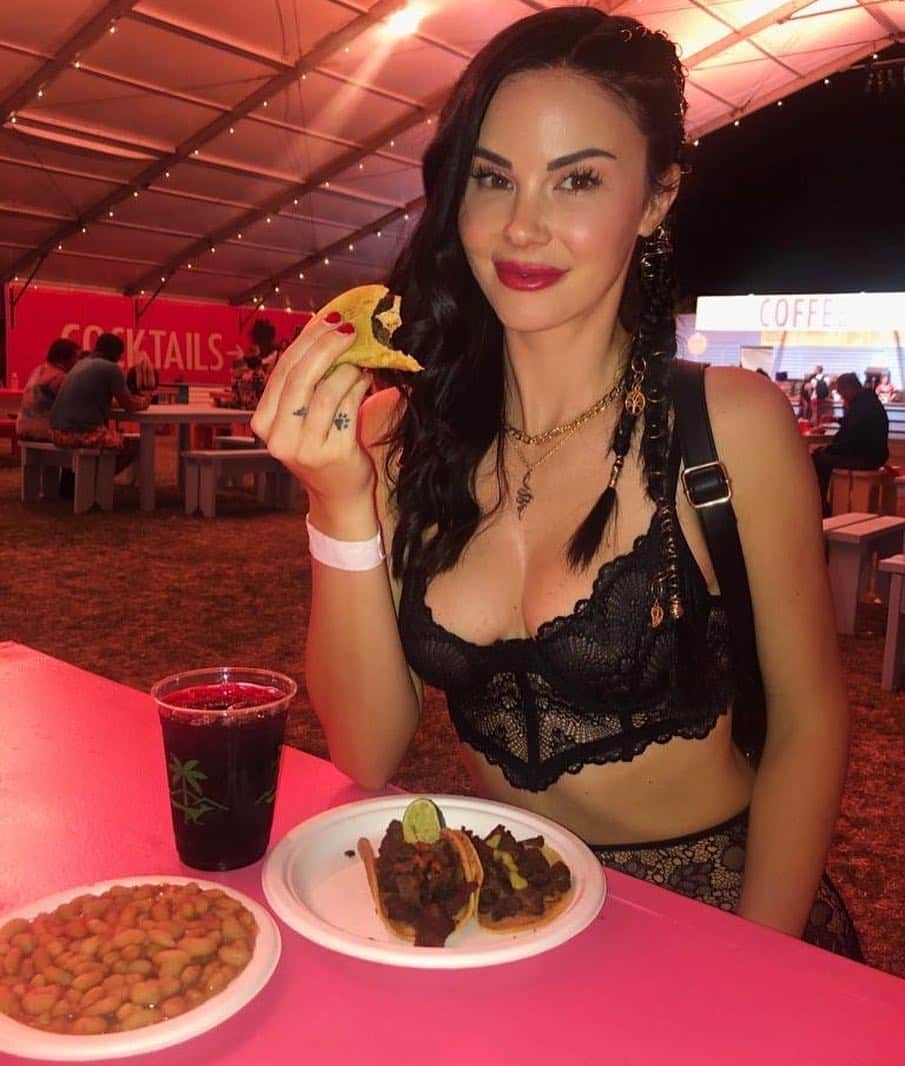 ジェイド・ニコルのインスタグラム：「You guys think we should have a Sugar Taco at Coachella next year!?? The @sugartacola team had such an amazing time covering @coachella for @eatdrinkvegan this year!!! 💙🥑🌎🌮 #tacos #Coachella #sugartaco #plantbasedmexican #mexicanfood」