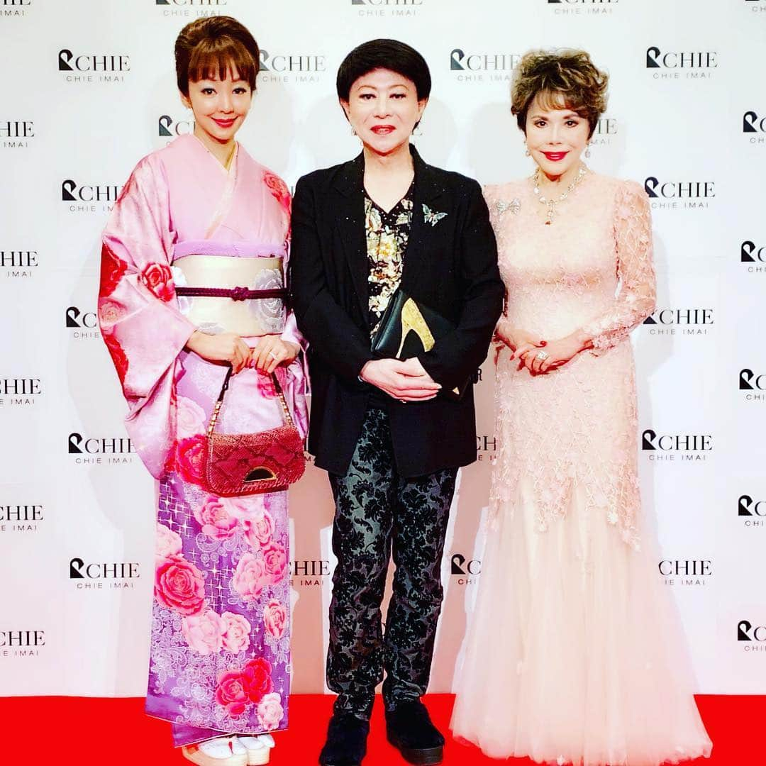 神田うのさんのインスタグラム写真 - (神田うのInstagram)「CHIE IMAIチャリティーコレクションに伺って参りました☺️ 素敵なドレス👗が何点か気になっています❤️近々お店にチェックしに行かなきゃ（笑） 今回着て行った薔薇柄🌹のお着物は私のデザインScena D'unoのものですよ😘 ドレスのようなお着物です✨ 最近は新作発表はしておりませんが洋装ウェディングドレスだけでなく和装ウェディングも手がけています❤️ （私のは訪問着にしていますが通常はお振袖です） こちらは薔薇モチーフですがもちろん古典柄も作っていますよ❤️ ご興味ある方は是非チェックされてみて下さいね😙 @scena_duno  @chie_imai_info  @chiakiimaimerci  @tomomi_okada_official  #scenaduno#シェーナドゥーノ#和装#お着物#着物#薔薇#薔薇柄#ローズ#ローズ柄#薔薇柄の着物#美川憲一 さん#デヴィ夫人#片岡鶴太郎 さん#岡田朋峰 ちゃん#chieimai#collection#チエイマイ#コレクション#今井千恵 先生#帝国ホテル#神田うの#unokanda#kimono#japanesekimono」4月17日 1時15分 - unokandaofficial