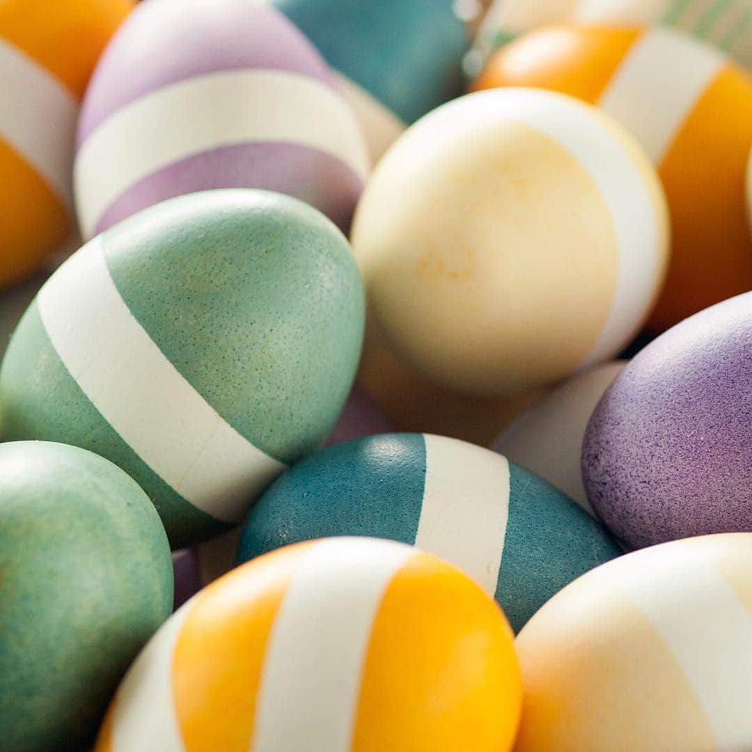 Whole Foods Marketさんのインスタグラム写真 - (Whole Foods MarketInstagram)「Make beautiful Easter eggs with what’s already in your fridge and pantry. 🥚 Click the #linkinbio for a guide on how to dye eggs with plants. #Easter #MakesMeWhole」4月17日 1時18分 - wholefoods