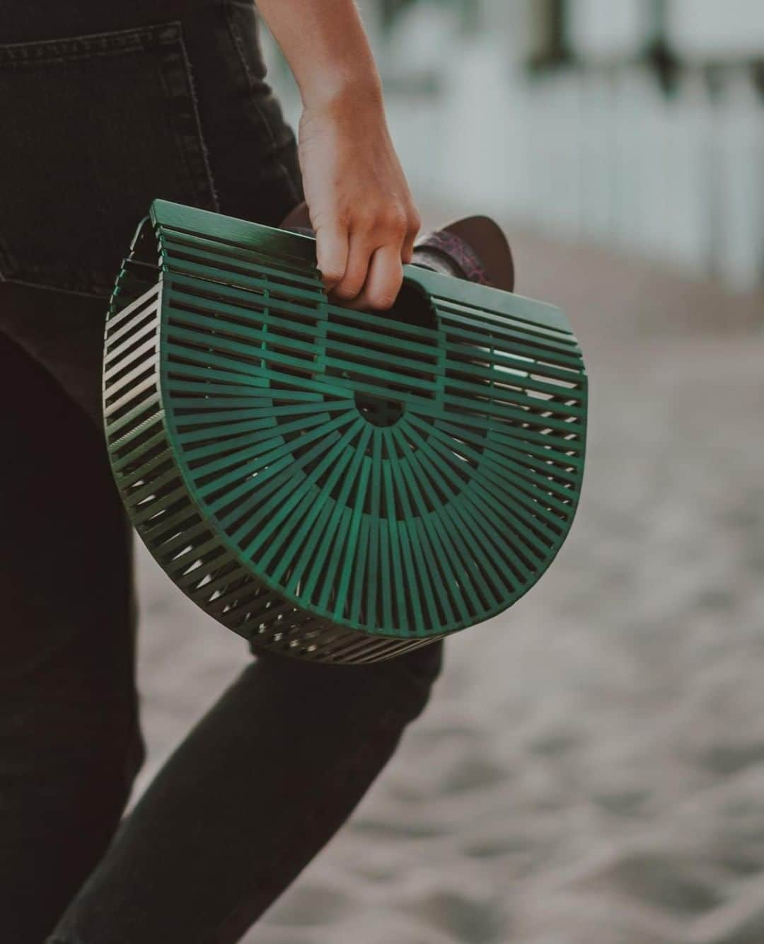 オレリアさんのインスタグラム写真 - (オレリアInstagram)「💚 Green, the colour to be seen. Totally in love with this Bamboo Crescent Bag in Emerald. Just £45. Online now. #oreliajewellery #bamboobag」4月17日 1時25分 - oreliajewellery