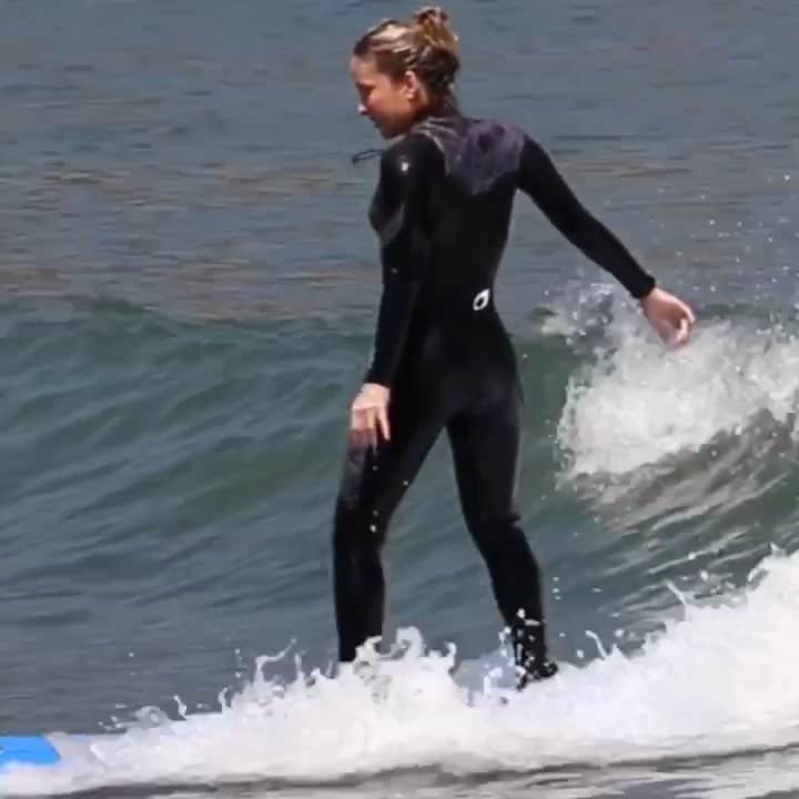 Claudia Leitteのインスタグラム：「Só pra lembrar que @gabrielmedina aprendeu tudo comigo!🤣 @julianasanam Saudades do surf! 🏄🏼‍♀️🤰🏼🥰」