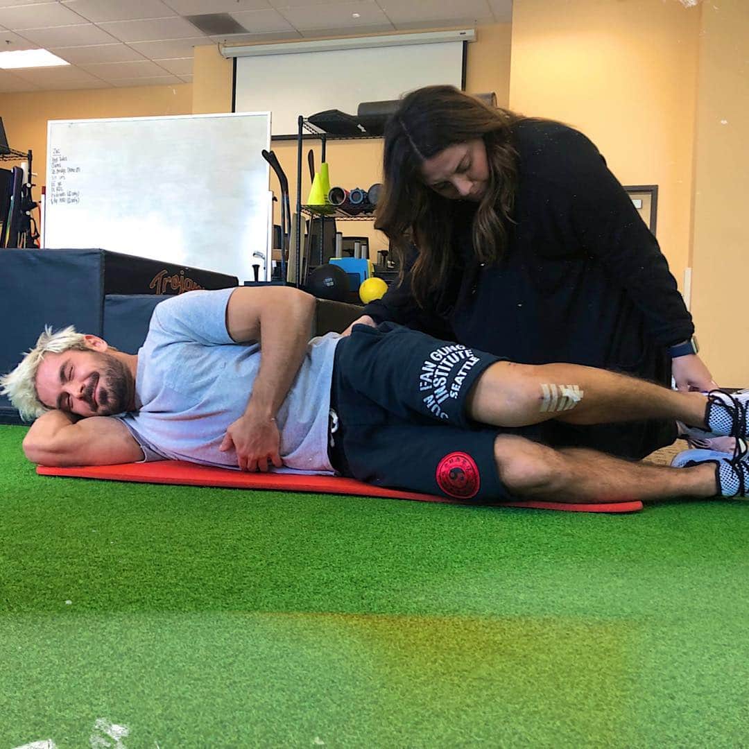 ザック・エフロンのインスタグラム：「Physical Therapy has become my morning routine post surgery.. check out what a session looks like in my bio 🤟」