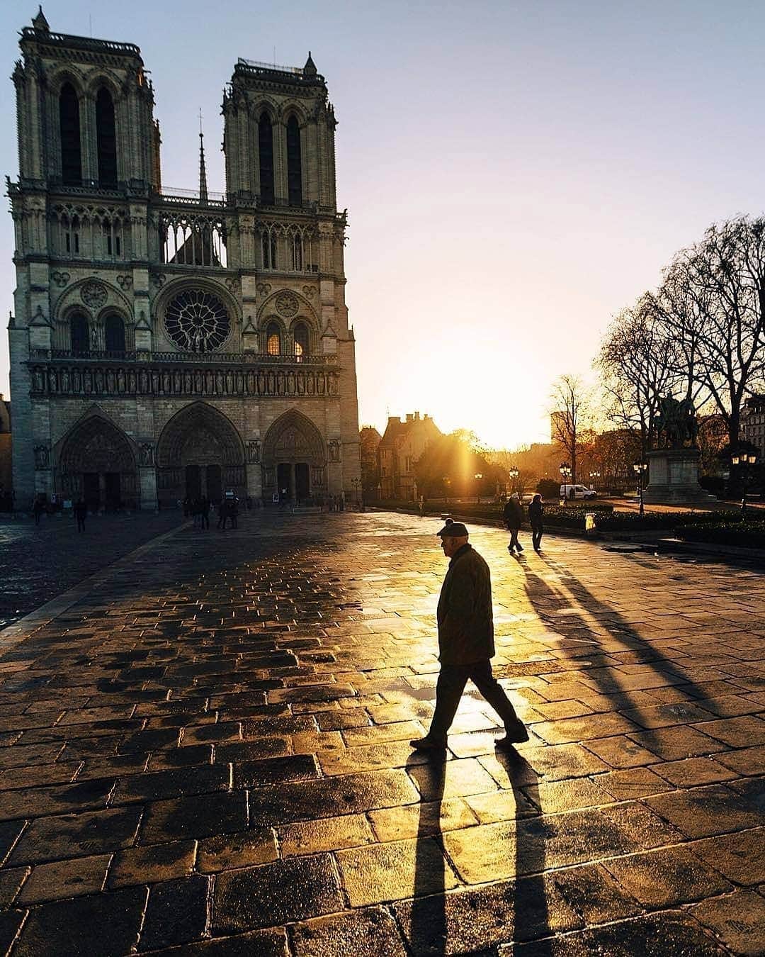 VuTheara Khamさんのインスタグラム写真 - (VuTheara KhamInstagram)「Since last night's events my heart is broken. It's been 10 years since I live in Paris and I enjoy the banks of the Seine, strolling and photographing Notre-Dame de Paris in any weather. It is part of my daily life and will always be in my heart even after black Monday. 🖤 #notredame」4月17日 1時28分 - vutheara