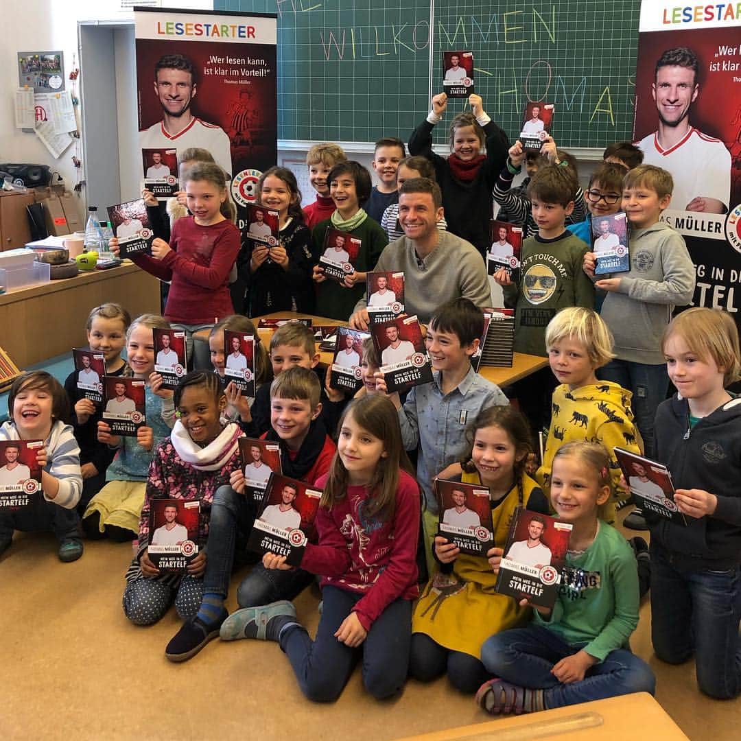 トーマス・ミュラーのインスタグラム：「Mein zweites Kinderbuch ist seit gestern im Buchhandel. „Mein Weg in die Startelf“ beschreibt, wie ich mich als Nachwuchsfußballer in die Mannschaft meines Traumvereins gekämpft habe. 😀📖 #esmuellert #Lesenlernen #kinderbuch #thomasmüller #oetingerverlag - Werbung」