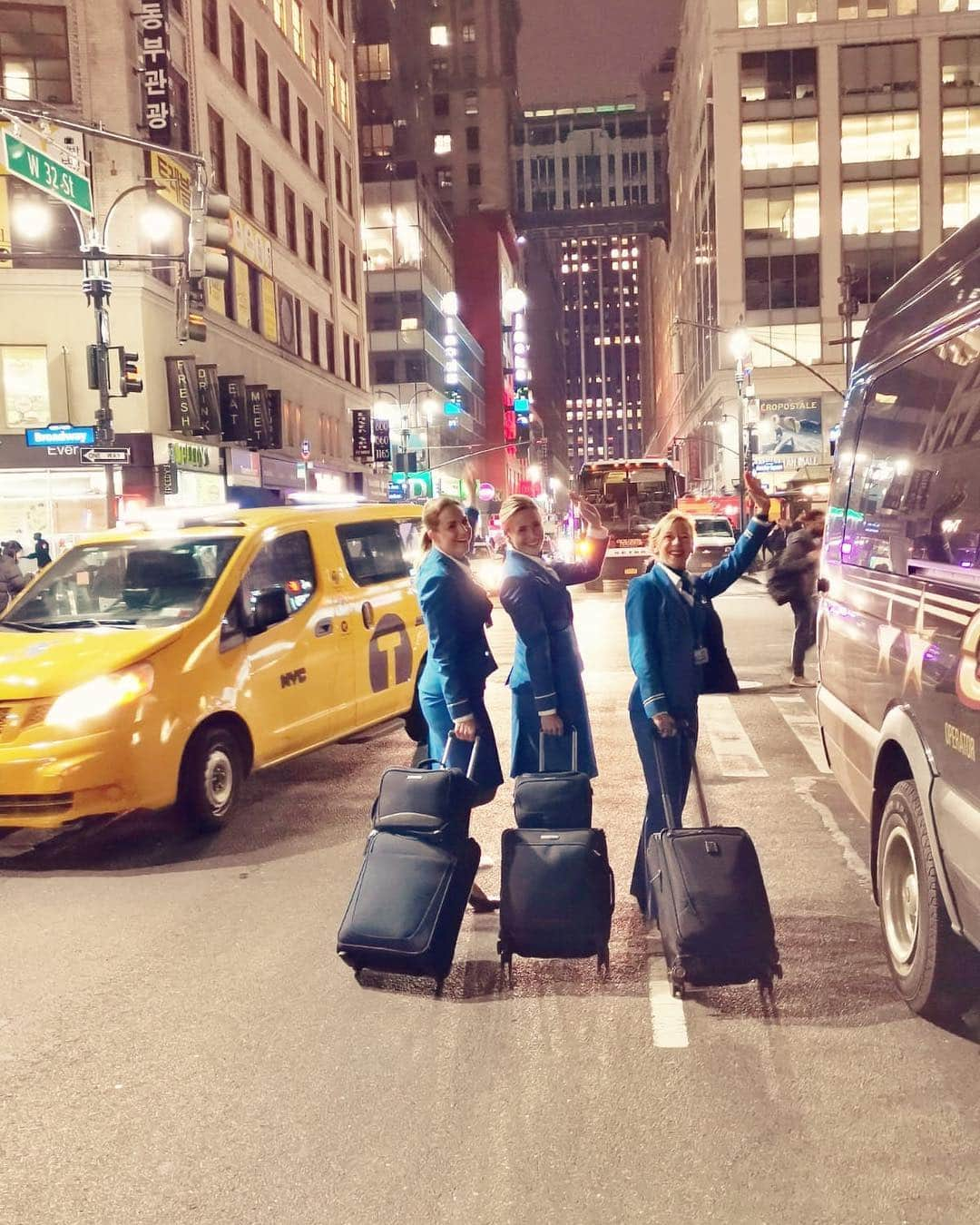 KLMオランダ航空さんのインスタグラム写真 - (KLMオランダ航空Instagram)「Hello from the big apple! 👋🏻 ⁣#KLM #RoyalDutchAirlines #flyKLM⁣ 📸 by @dekker.joyce⠀ •⠀ •⠀ •⠀ #newyorkcity #crewlife #newyork #manhattan #travel #travelling #travelgram #bigapple⁣ #NYC #klmcrew #bigapple ⠀」4月17日 1時34分 - klm