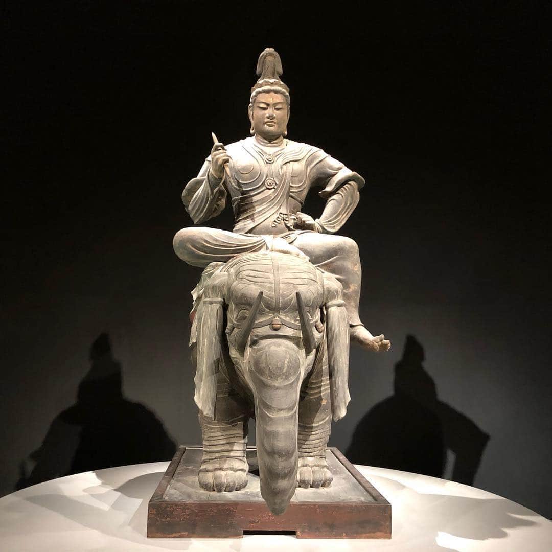 のインスタグラム：「上野の国立博物館で催されている 特別展『東寺』に行ってきました👌 写真は唯一撮影可だった、帝釈天（たいしゃくてん）。 他にも15体の立体曼荼羅が展示されていて圧巻でしたし、展示の説明もわかりやすかったです🗣 唐から日本に密教をもたらし真言宗を開いた空海ワールドをじっくりと楽しめました❣️ . 【密教とは見つけることのできない“秘密”を求めもの】 うーん、人生そのものだなぁ🧐 #美術館は一人で行きたい派 #音声ガイドは絶対借ります #リュックもマストアイテムです」