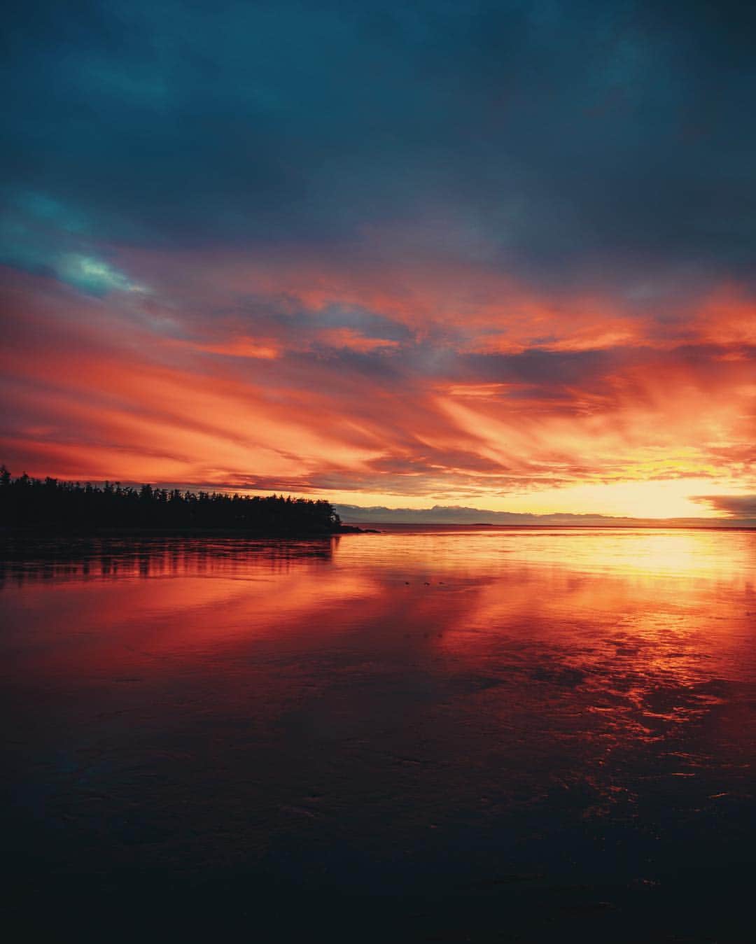 Kyle Kuiperのインスタグラム：「...and as we waited, for a brief few minutes the sky set ablaze.」