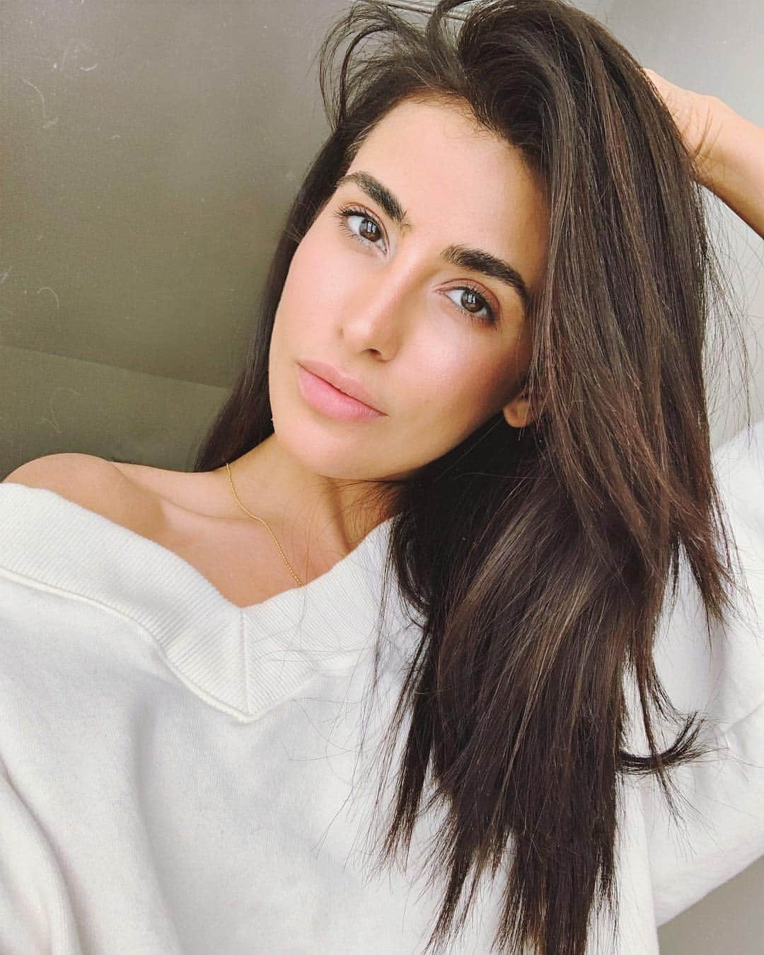 Sazan Hendrixさんのインスタグラム写真 - (Sazan HendrixInstagram)「I’ve wasted too many days comparing myself to others and fixating on the unrealistic expectations we put on ourselves as imperfect humans. I finally gained true confidence within myself when I discovered that we all have our own personal strengths and weaknesses. Both are equally necessary to grow in confidence because it is only when we accept everything we are and everything we aren’t that we master the BEAUTY that is self-confidence 😌 Sharing the lightest makeup tutorial I've ever done on my channel and how every product I’m using is simple to enhance my natural beauty instead of hiding it. Link in bio! @yslbeauty #YSLBeautyCrew #YSLBeauty ✨」4月17日 1時52分 - sazan