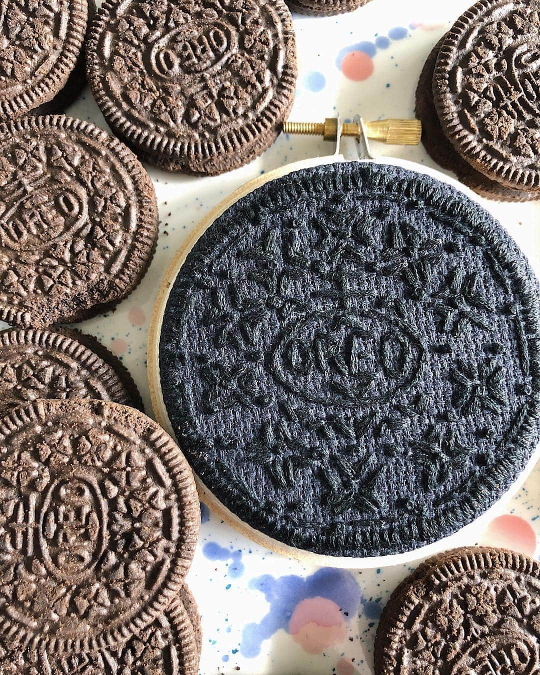 OREOさんのインスタグラム写真 - (OREOInstagram)「Twist, Lick, Dunk becomes Stitch, Knot, Love with this crafty cookie project from @lets_make_a_ruckus. Share your OREO crafts, we'll post our faves!」4月17日 1時52分 - oreo