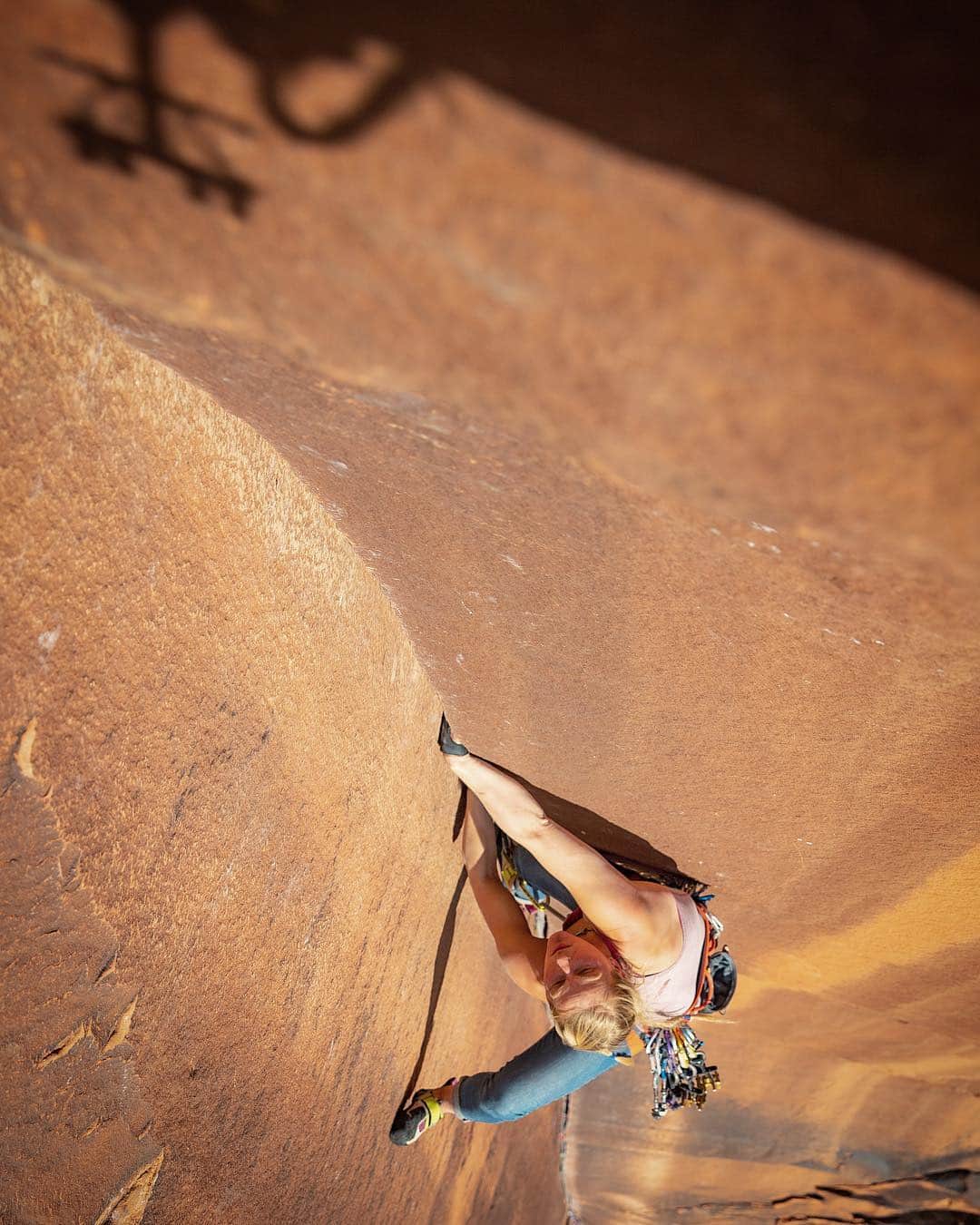ヘイゼル・フィンドレーさんのインスタグラム写真 - (ヘイゼル・フィンドレーInstagram)「Looking back on my first trip to Indian Creek almost ten years ago the climbing scene here looked a little different. Nearly all the grubby climbers I hung out with in the (then) barren field of Creek Pasture were guys. I didn’t mind it. People are people and I like men just as much as women. But these past few weeks almost without noticing it, my time in The Creek has been dominated by strong women. Strong either in climbing, character, photography/art or general presence. This change can only be accounted for by wider positive change. Of course there is still work left to be done but it’s change nonetheless. It’s easy to find differences between us but what brings us together are the things we share: dirty skin, a passion for moving over rock, jokes, care for each other. Thanks to all the ladies who have stopped by - especially to those who tried something new - and to the outnumbered men who had to endure or perhaps secretly admire the endless lady chat/banter. @emilyaharrington on Spaghetti Western. @sav.cummins @tarakerzhner @dailaojeda @nikkik_smith @pullphoto @etteloc @kyehalpin @katydberg @eliza_earle @sandy.russellc @chris_schulte @bearcam @joolyhart *side note - also thanks for letting me be a Gumby photographer」4月17日 1時55分 - hazel_findlay