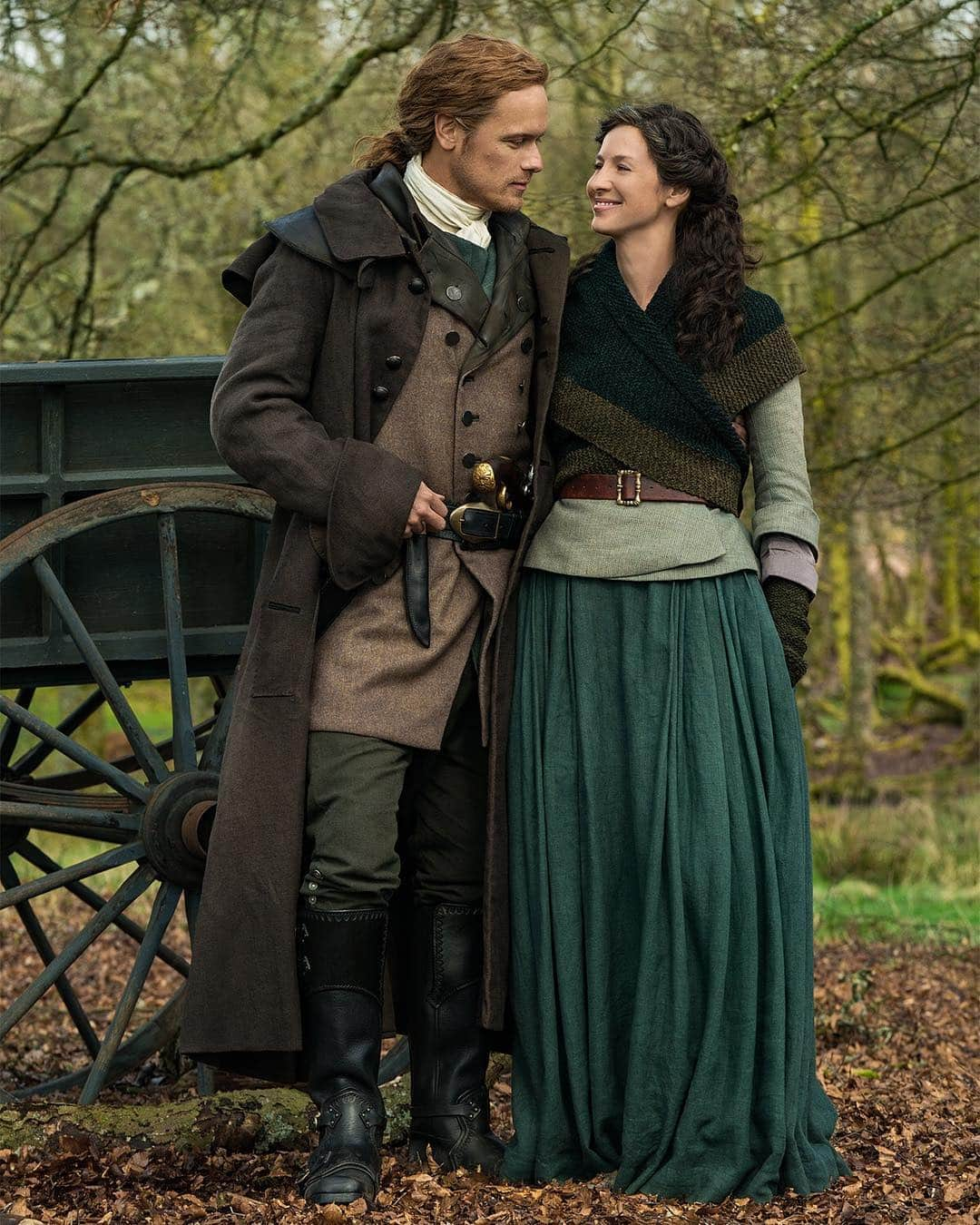 Just Jaredさんのインスタグラム写真 - (Just JaredInstagram)「Check out the first look at @outlander_starz’s fifth season!  #Outlander #SamHeughan #CaitrionaBalfe Photo: Starz」4月17日 1時56分 - justjared