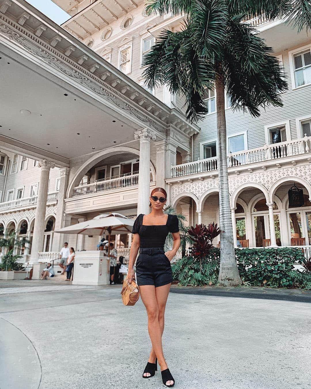 エリー・ゴンサルヴェスさんのインスタグラム写真 - (エリー・ゴンサルヴェスInstagram)「Mahalo @themoanasurfrider, this place is just 👌🏼🌴 outfit tagged 🌺 #moanasurfrider」4月17日 2時06分 - ellie_gonsalves