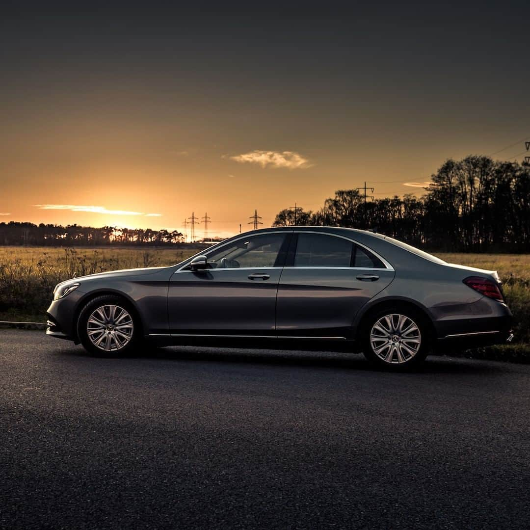 メルセデス・ベンツさんのインスタグラム写真 - (メルセデス・ベンツInstagram)「It’s getting dark, the stars come out. 🌟 📸: @riccispeckelsphotography for #MBsocialcar ______________________________ [Mercedes-Benz S 400 d | Kraftstoffverbrauch kombiniert: 6-5.9l l/100 km | CO2-Emissionen kombiniert: 159-155 g/km | mb4.me/RechtlicherHinweis/] . #SClass #Mercedes #MercedesBenz #Design #Luxury #Lifestyle #Car #Cartastic #InstaCar #Classy #Dreamcar #sunset」4月17日 2時00分 - mercedesbenz