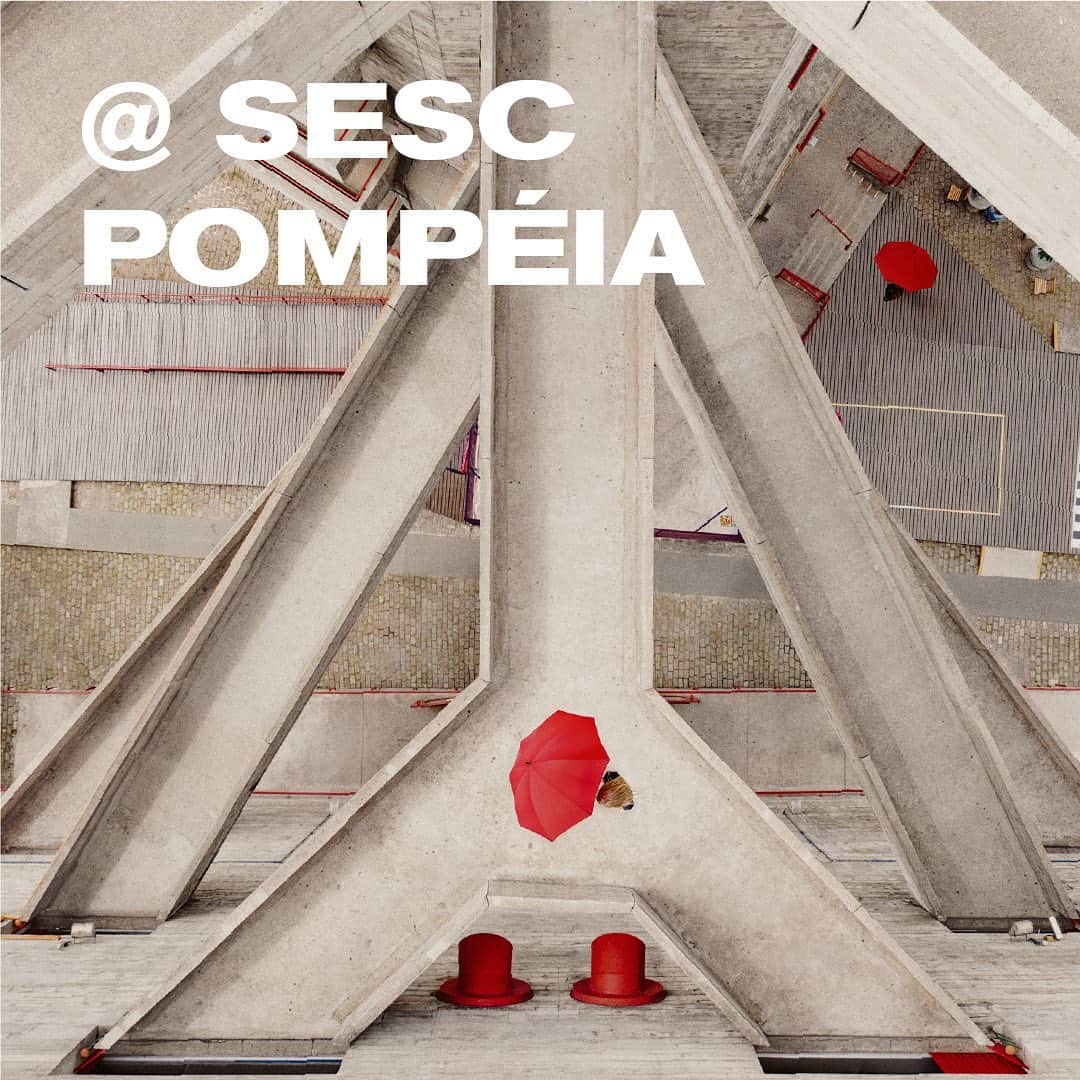 Schutzのインスタグラム：「De todos os projetos de Lina Bo Bardi, arquiteta do MASP em São Paulo, talvez o Sesc Pompeia seja o complexo arquitetônico mais maduro de sua carreira. Representa um cartão postal tão magnífico, aclamado e reconhecido internacionalmente que é praticamente uma tese de doutorado sobre arquitetura.  A arquiteta soube preservar os elementos originais do local, onde antes estava uma fábrica, e injetou ali a imponência de três torres moldadas em concreto e destinadas a abrigar atividades esportivas e culturais que tornam o SESC Pompeia um ponto de encontro dos paulistanos. Carinhosamente a arquiteta chamou o projeto de Cidadela da Liberdade. Livre, potente, indômita: assim era Lina Bo Bardi, uma mulher tão grandiosa quanto sua obra. Acesse o passado. Crie seu futuro. Unlock your City. #schutzfall #unlockyourcity」