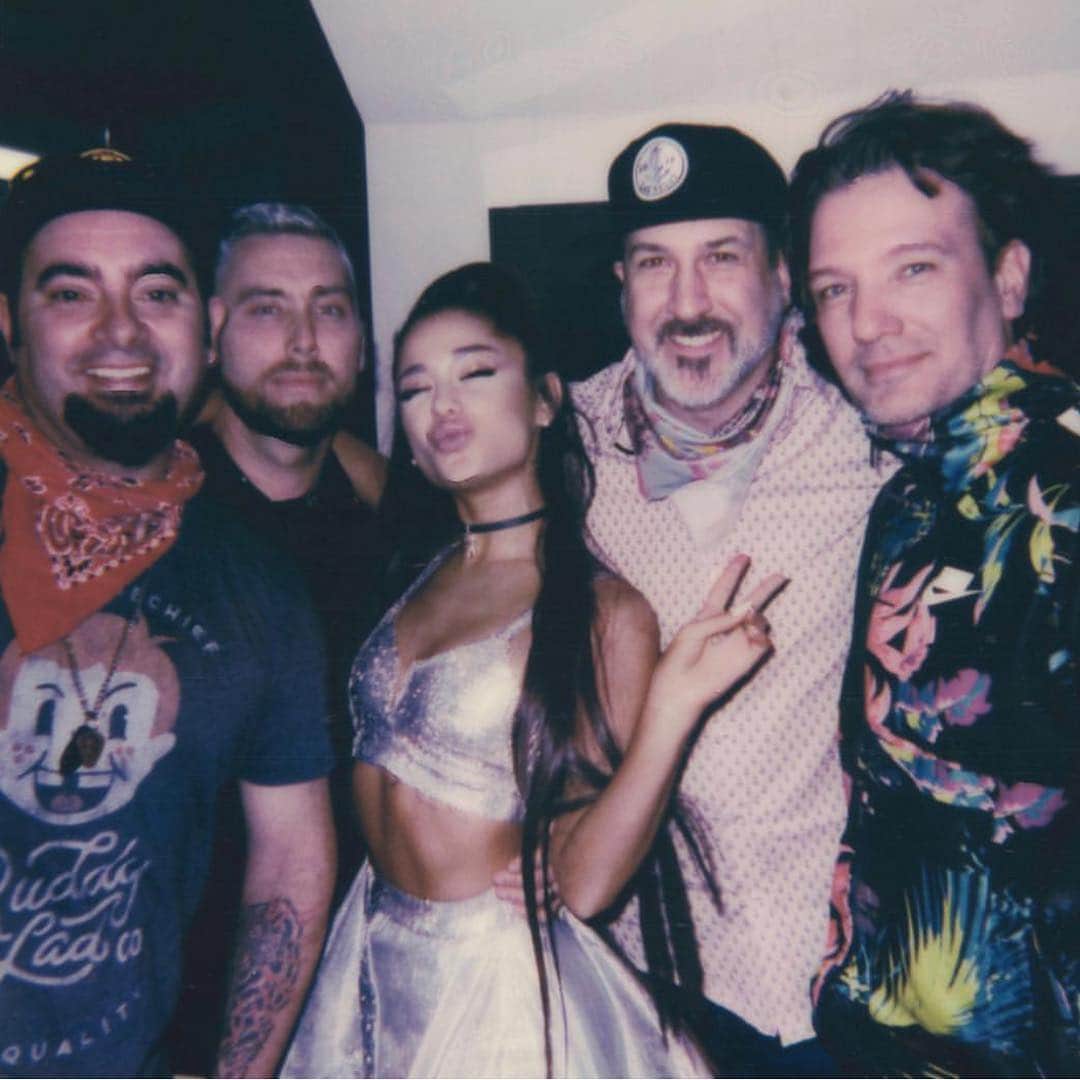 Alfredo Floresさんのインスタグラム写真 - (Alfredo FloresInstagram)「That one time I spent a few days with @nsync and Ari shooting flicks. Life’s wild @arianagrande 📸」4月17日 2時07分 - alfredoflores