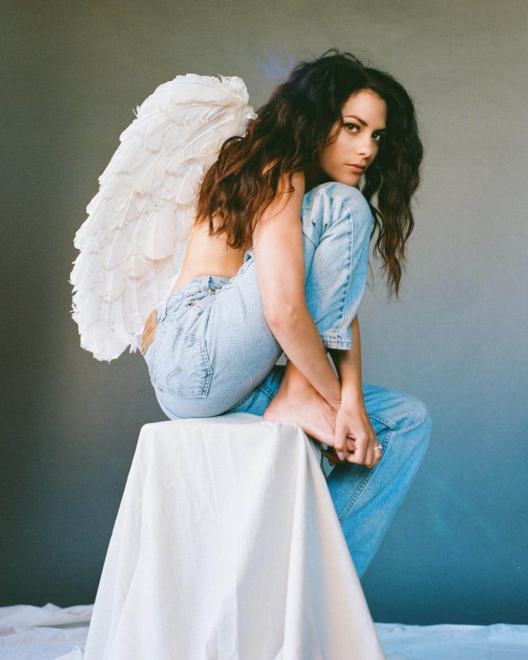 インバー・ラヴィのインスタグラム：「Film. By @leegumbsphotography  @kaylieklonehair & @saratess 💙」