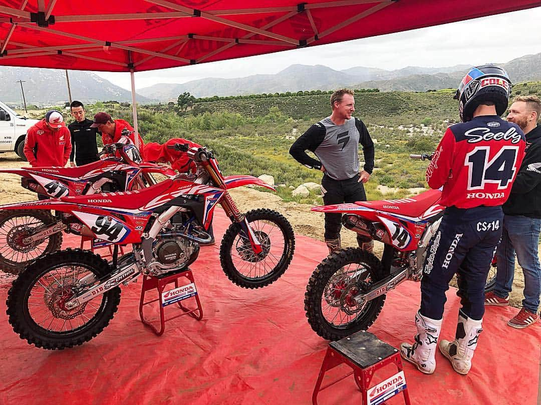 Honda Powersports USさんのインスタグラム写真 - (Honda Powersports USInstagram)「It may be an off weekend from @supercrosslive but the work never stops! Team Honda HRC is out at @foxraceway today testing for @promotocross! 🤘🏼‼️🏁 #RideRed #Honda」4月17日 2時12分 - honda_powersports_us