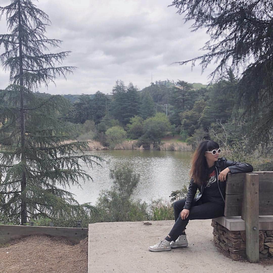 のインスタグラム：「The weather has been all over the place here in #LosAngeles AND the beauty about this place is you have mountains on one side and oceans on the other and we all kinda live in between it all. #iloveLA 最近ロスの天気が変なんだよね。でもロスの素晴らしいとこは海もあって、山もあって、真ん中らへんの街にみんなが住んでいて好き。ロス好きだな〜♥️ #ロス #ロスアンゼルス #weather #hike #mountain #outdoors #cloudy #mountains」