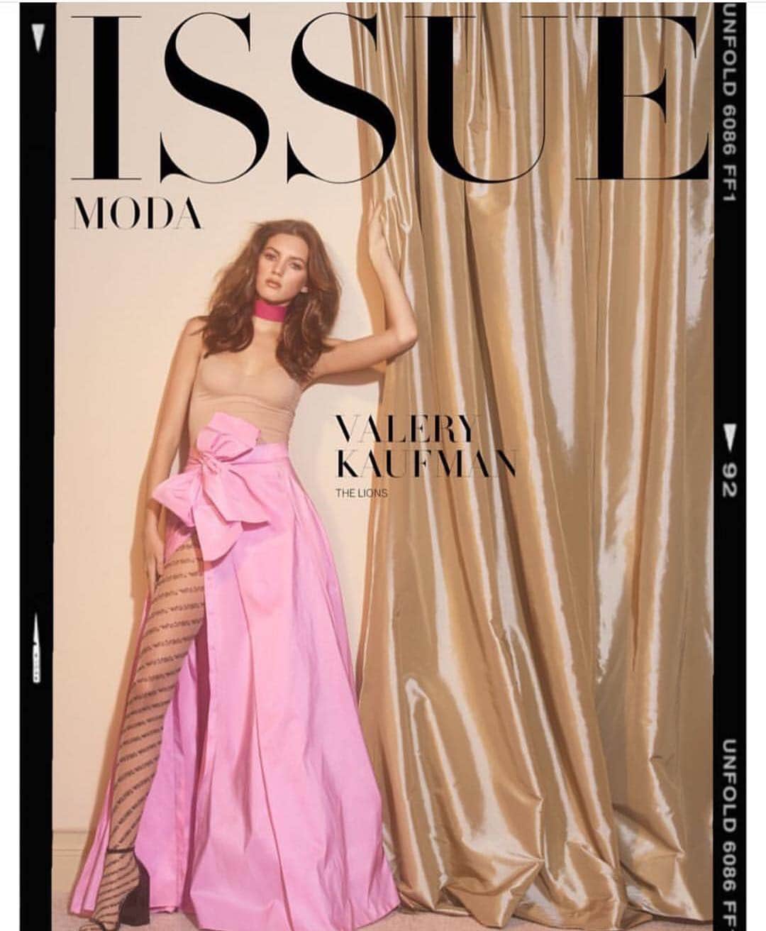 ヴァレリー・カウフマンのインスタグラム：「new cover for @issue_official 🎀💞💓🎆 Photography by @sarahsilverofficial  Style by @_jorgemorales_ Hair by @stefano_greco  Make up by @deannamelluso」