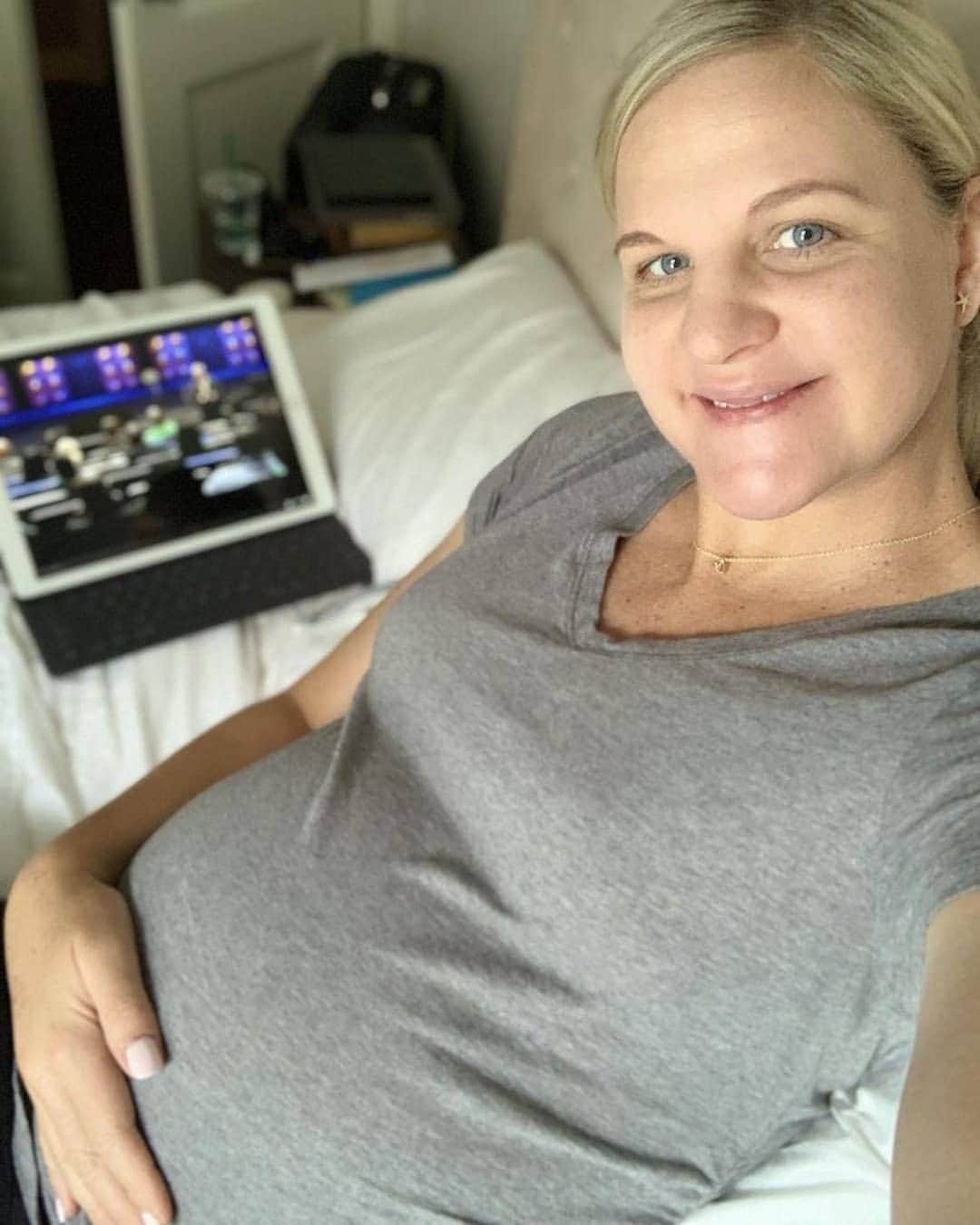 のインスタグラム：「Maternity leave had to start a little early but I will still be working hard to accomplish everything that  needs to be done. Driven by passion and fueled by the need for a better future for our daughter.  #CantStopMe #WorkingMom #maternityphotography #itsagirl #Passion #Fuel #Future」