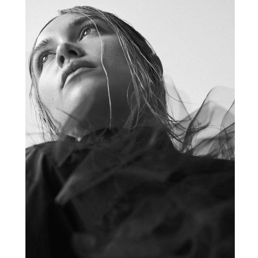 Lacy Redwayさんのインスタグラム写真 - (Lacy RedwayInstagram)「New @thelastmagazine  shot by @paolakudacki starring @florencepugh  #HairByLacyRedway (TAP for credits )」4月17日 2時19分 - lacyredway