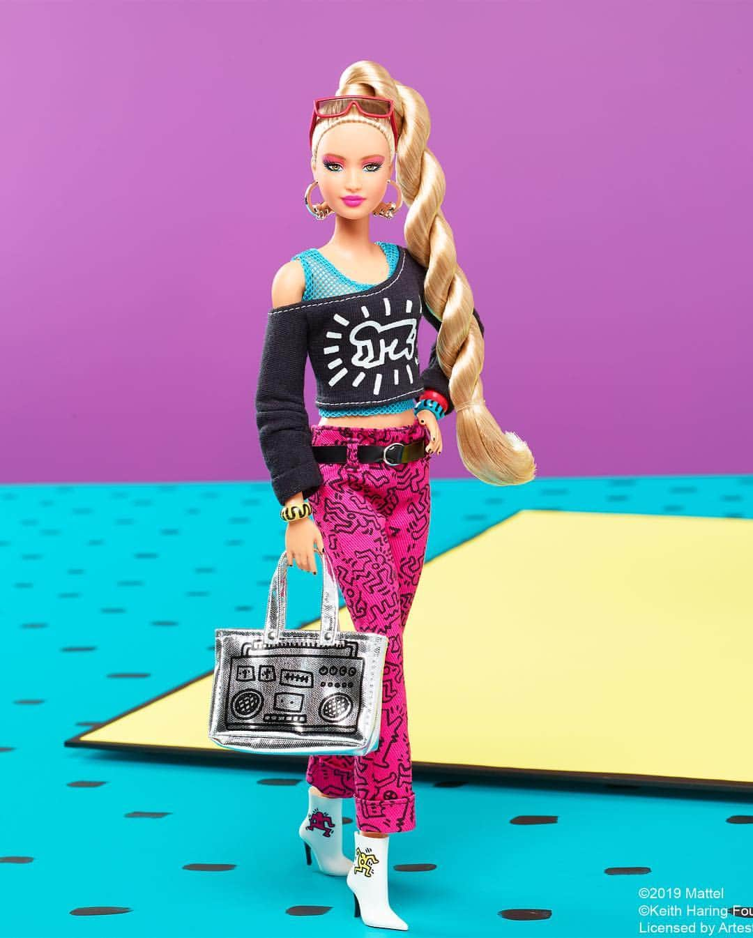 バービーさんのインスタグラム写真 - (バービーInstagram)「We're celebrating renowned pop-art artist, Keith Haring (@keithharingfoundation)! Featuring fashions that showcase his iconic illustrations like "Radiant Baby", the Keith Haring X Barbie doll pays tribute to the artist's timeless work and impact on pop culture. 👨‍🎨🎨 ⁣⁣ ⁣⁣ Shop now via the link in bio. ⁣⁣」4月17日 2時20分 - barbie