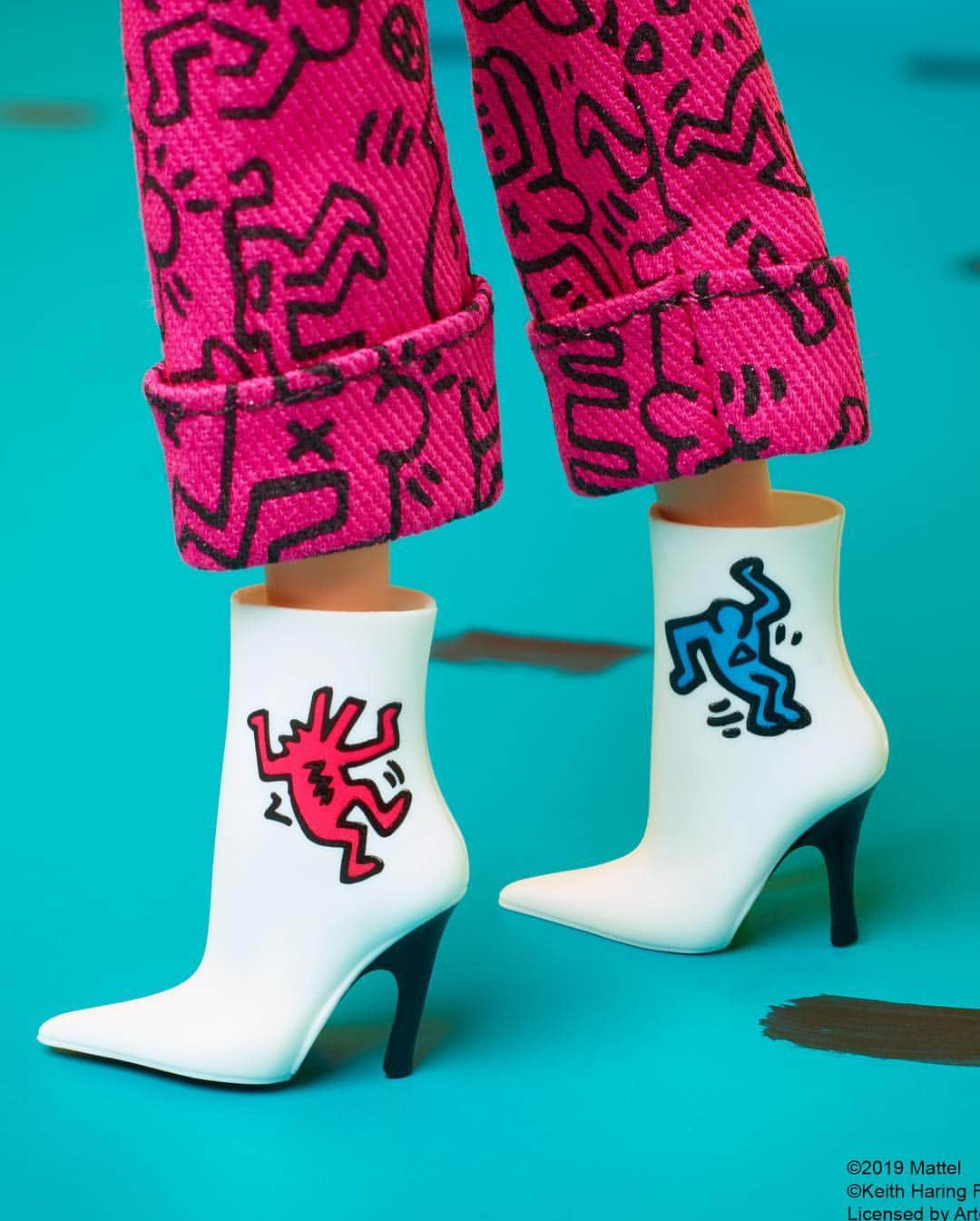 バービーさんのインスタグラム写真 - (バービーInstagram)「We're celebrating renowned pop-art artist, Keith Haring (@keithharingfoundation)! Featuring fashions that showcase his iconic illustrations like "Radiant Baby", the Keith Haring X Barbie doll pays tribute to the artist's timeless work and impact on pop culture. 👨‍🎨🎨 ⁣⁣ ⁣⁣ Shop now via the link in bio. ⁣⁣」4月17日 2時20分 - barbie