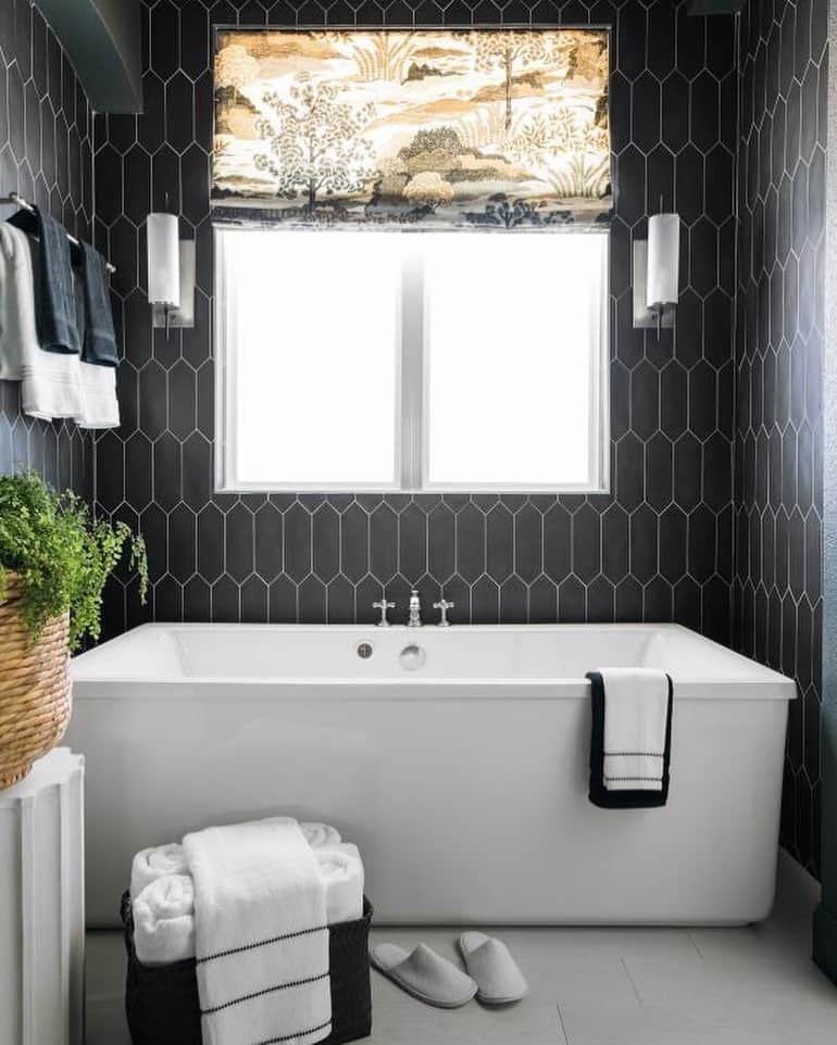 HGTVさんのインスタグラム写真 - (HGTVInstagram)「The beauty is in the details! From the tile to the faucets and fixtures, we’re smitten with the kitchens and baths at #HGTVSmart Home 2019. ✨See more at the #LinkinBio.」4月17日 2時21分 - hgtv