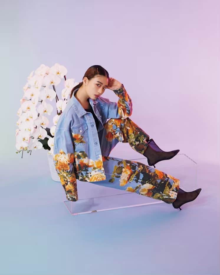 のインスタグラム：「.﻿ ﻿ #msgm﻿ ﻿ ﻿ 森川葵ちゃんが着こなす﻿ MSGMの大胆なフラワープリント🌼﻿ ﻿ いつどんなときでも﻿ パーフェクトに可愛いルックでいたい。﻿ ドリーミーな新作コレクションで送る、﻿ 幻想的なストーリーをお楽しみください❤︎﻿ ﻿ ﻿ 詳しい内容はbis5月号本誌でチェックしてね！﻿ ﻿ ﻿ ﻿ #森川葵 #ファッション #花柄 #春服﻿ #フラワープリント #セットアップ﻿ #新作コレクション #新作ルック #春﻿ ﻿」