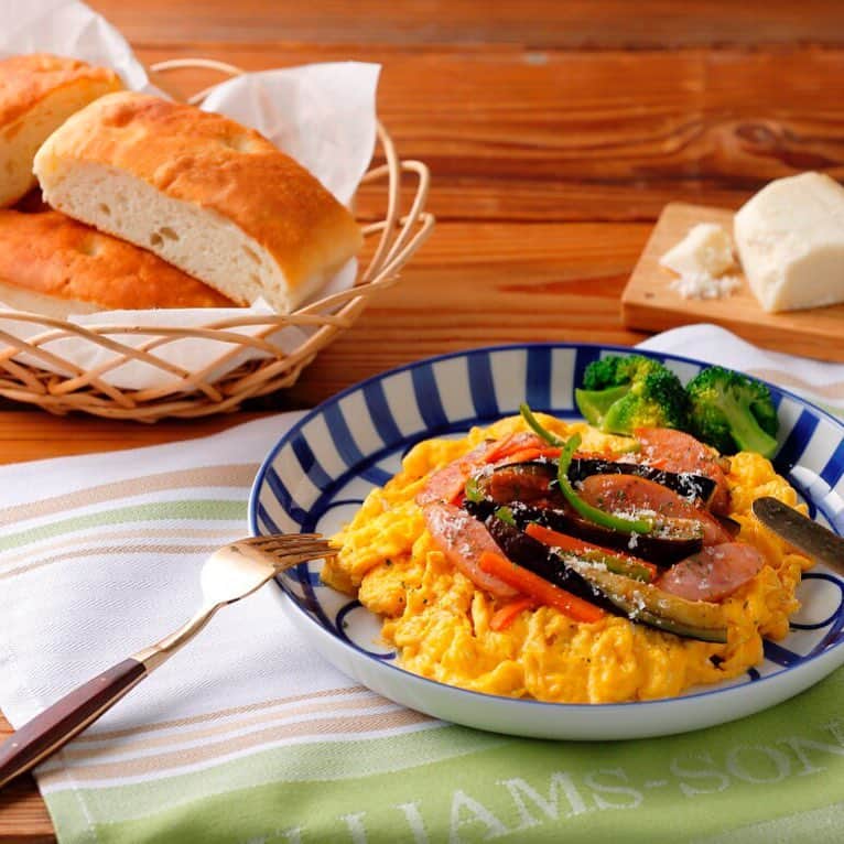Pasco/敷島製パン株式会社さんのインスタグラム写真 - (Pasco/敷島製パン株式会社Instagram)「4月17日は#なすび記念日 🍆🍆🍆 * ヨ・イ・ナ・スと語呂がいいことなどにちなみ、毎年「おいしいなすをもっと食べてもらおう！」という活動を行っているそうです🍆 * そこで、Pascoから#超熟フォカッチャ と一緒に食べるとおいしいなすのレシピをご紹介💕 * ナポリタン風のなすの炒め物、その名も#なすリタン 🍝 このレシピ、実は#パスコサポーターズクラブ 会員のちいさま( @ouchi_pan )考案のレシピなんです🌟 * ふわふわスクランブルエッグ🥚の上に、とろっとした食感のなすをのせて🍆ケチャップの旨味と酸味も加わって、あーたまらない😍 * #超熟フォカッチャ との組み合わせも楽しんでくださいね✨ * 詳しいレシピは#超熟フォカッチャ のブランドサイトにて🍽 * #Pasco #パスコ #超熟 #超熟フォカッチャ #なすリタン #ナポリタン風 #パスコサポーターズクラブ #Pascoとおいしい時間」4月17日 13時31分 - pasco.jp