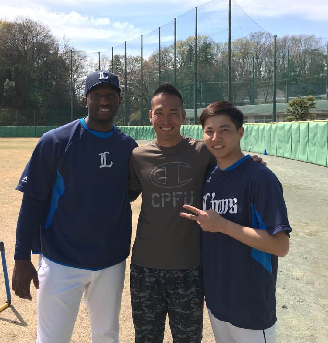 郭俊麟のインスタグラム：「Heath and I welcome Kimura (cricket player) to visit and tell us cricket stories  Heath跟我歡迎木村回來看我們 順便分享板球的玩法🏏️ 我英文還不錯吧🤣」