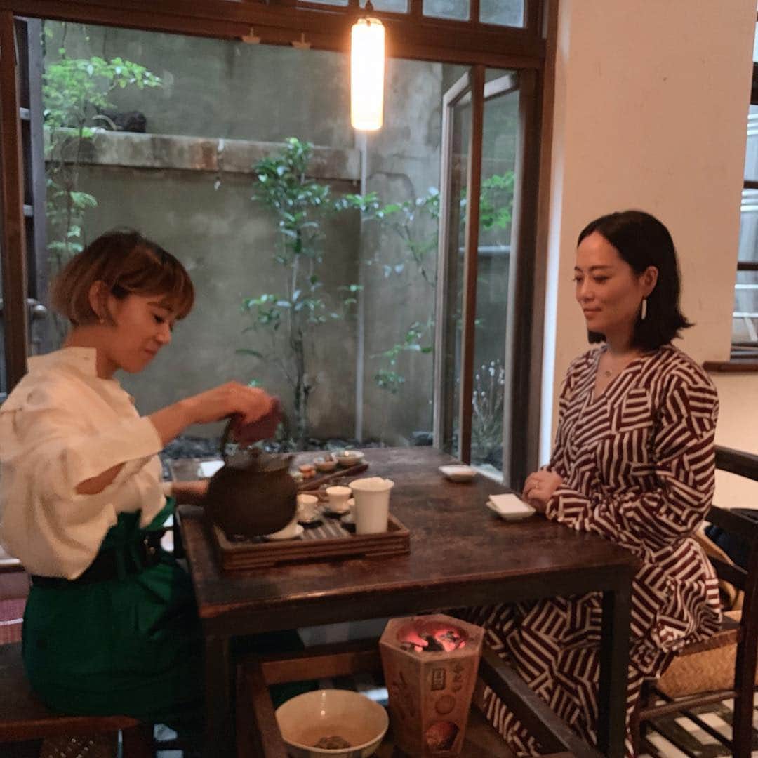 早坂香須子さんのインスタグラム写真 - (早坂香須子Instagram)「SNSで知った気になるこの時代に、体験/エクスペリエンスでしか味わえない世界があると、小慢に流れる静かな時間は教えてくれます。  自然生態の中で採取されたワイルドクラフトの烏龍茶のスッキリとした美しい味わいに、私のお茶の概念まで変わりました。  厳選された茶菓子は他のお店よりも甘すぎず、洗練された味で、お茶を淹れるシンプルな作法も楽しく、小さな湯飲みで何杯も頂いてしまう。  偶然この時間にお店にいらっしゃったオーナーの謝小慢さんにお話しも伺いました。  昨年京都の町屋にオープンした小慢京都で、またこの小宇宙のような中国茶体験をしてみたいな。  台湾でお茶の時間とは、ゆったりと流れる時間を頂くことでした。  小慢 Tea Experience  No. 39號, Lane 16, Taishun Street, Da’an District, Taipei City, 台湾 106  #台湾 #台北 #小慢 #中国茶 #週末旅行 #週末台北 #身体の中から綺麗になる台湾 #香須子旅」4月17日 12時02分 - kazukovalentine
